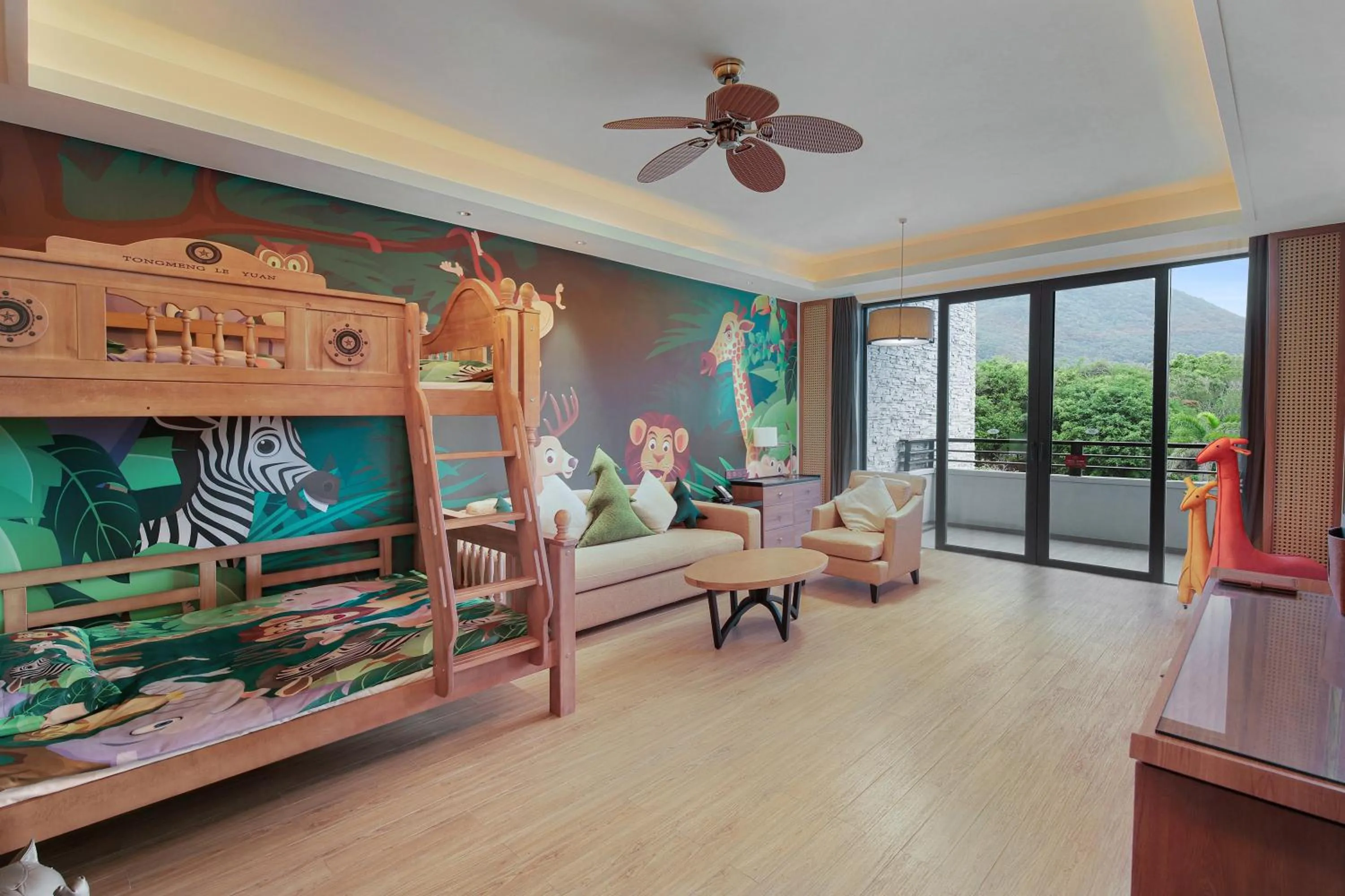 Living room in Crowne Plaza Hailing Island by IHG