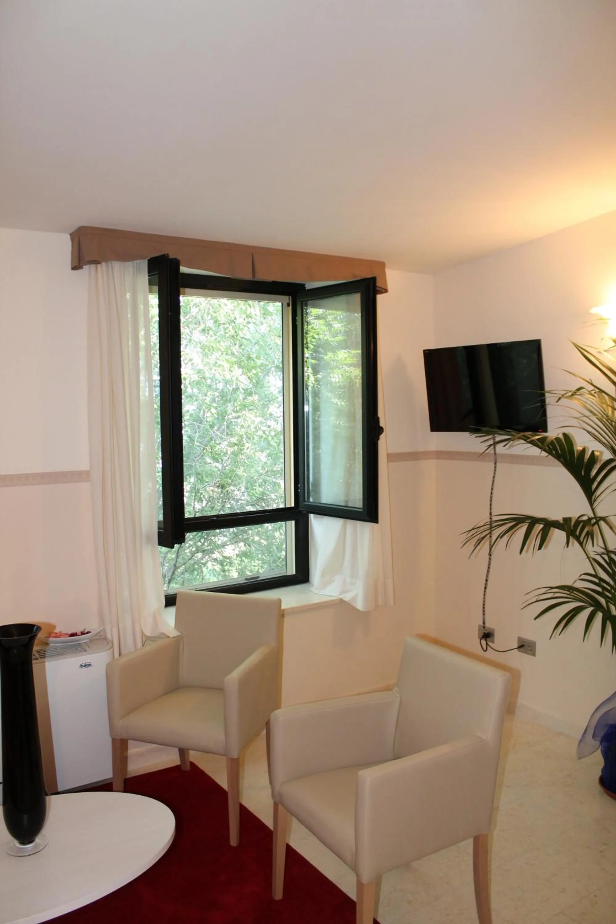 Communal lounge/ TV room in Hotel Ristorante Mariano