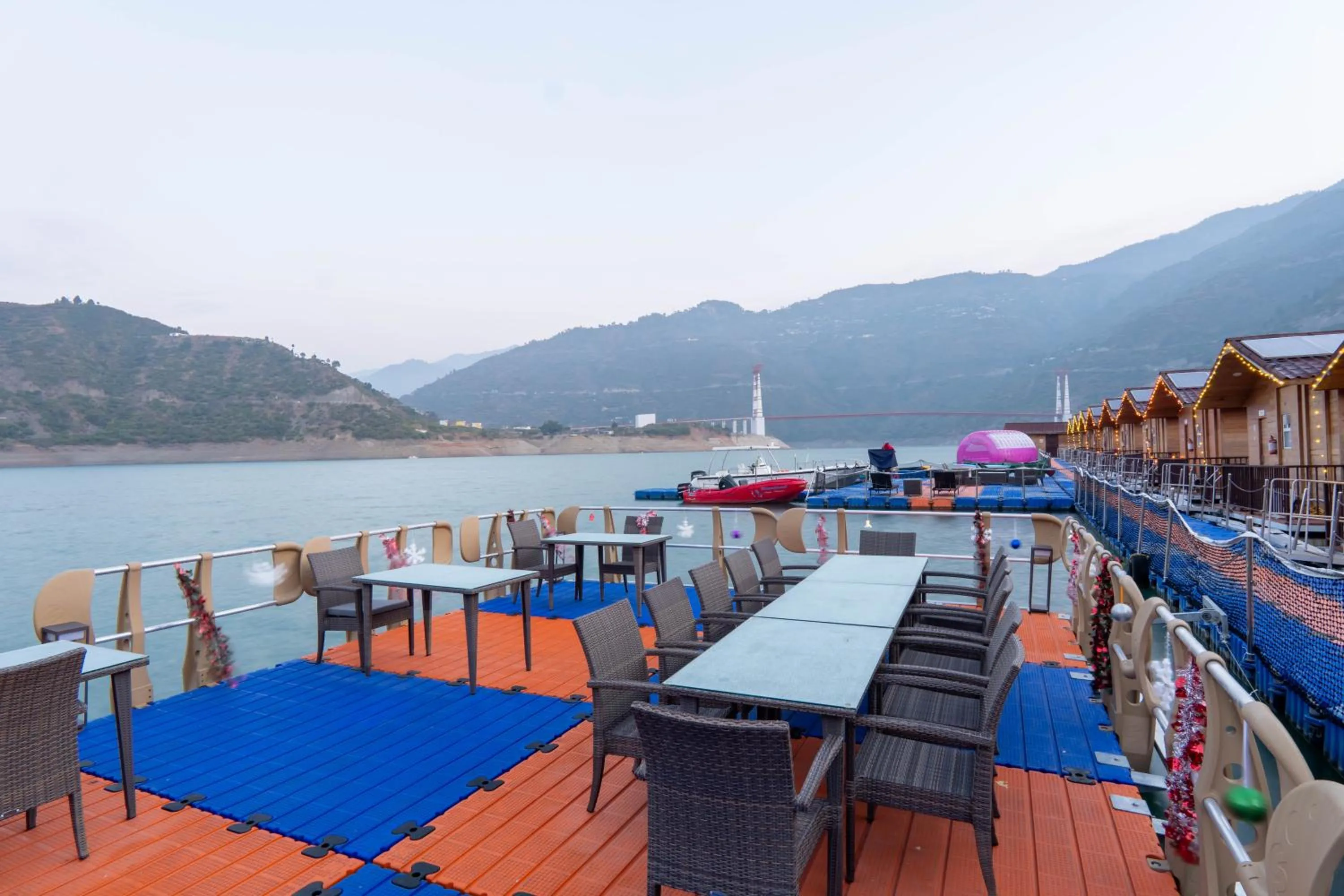 Restaurant/places to eat in Le ROI Floating Huts & Eco Rooms Tehri