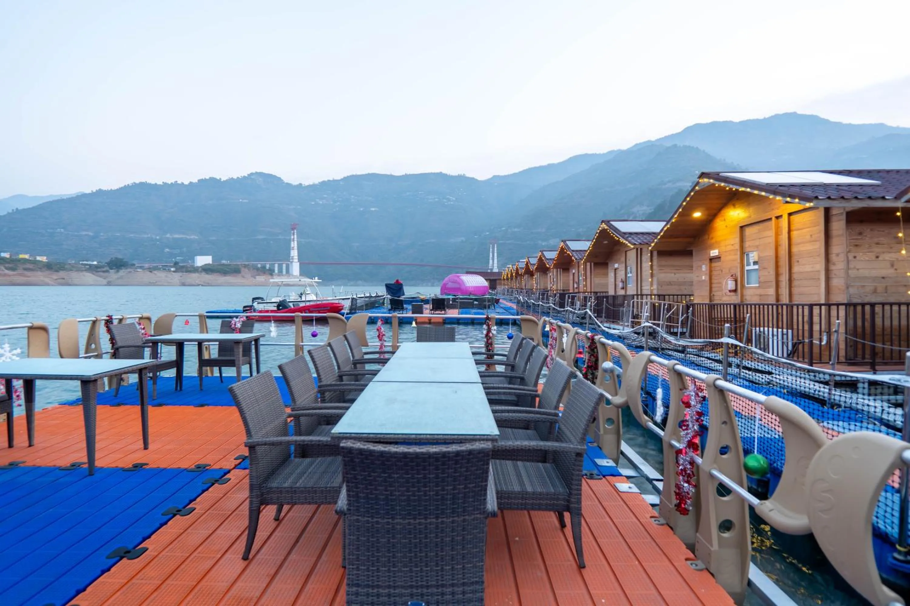 Restaurant/places to eat in Le ROI Floating Huts & Eco Rooms Tehri