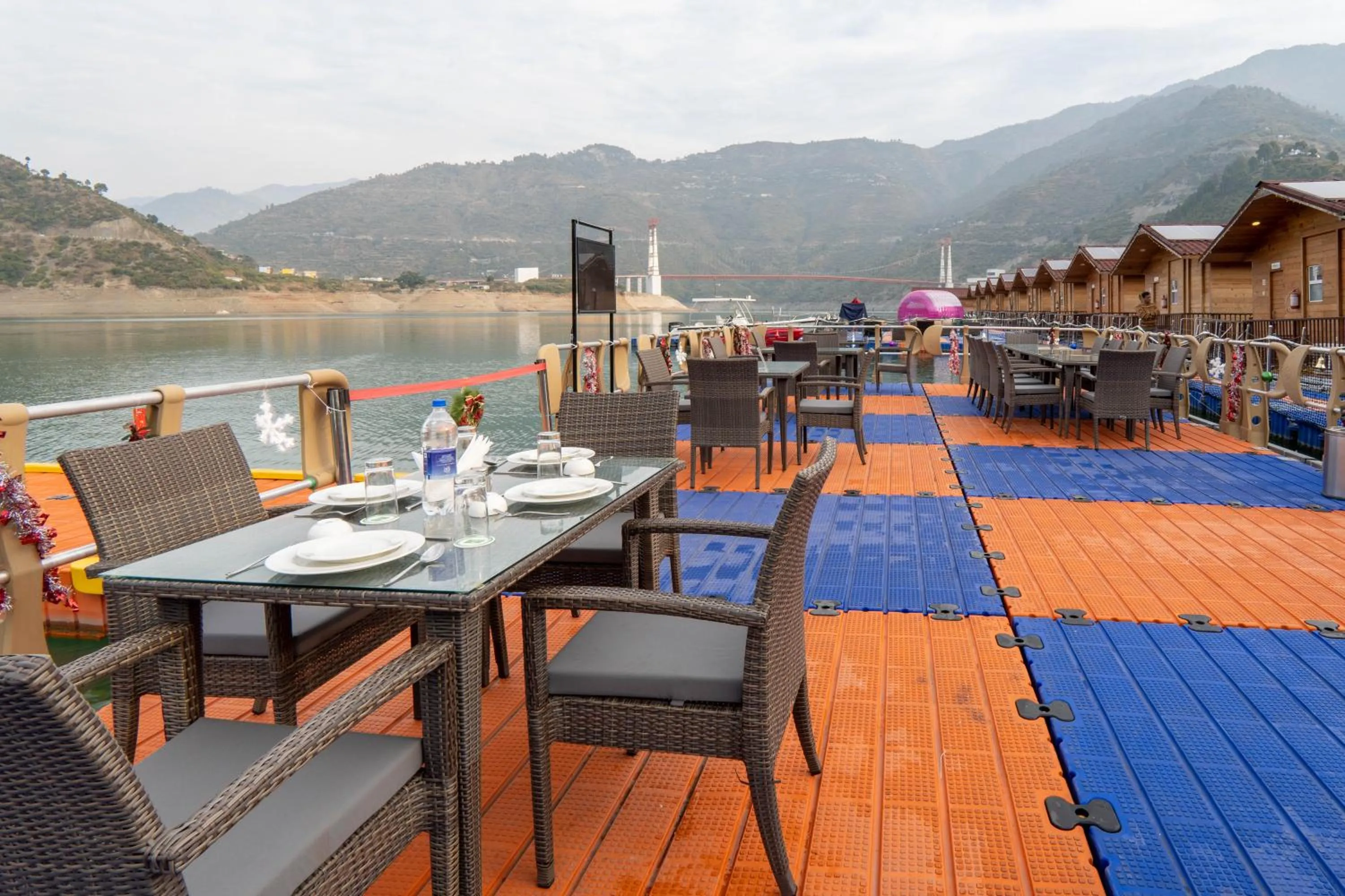 Restaurant/places to eat in Le ROI Floating Huts & Eco Rooms Tehri