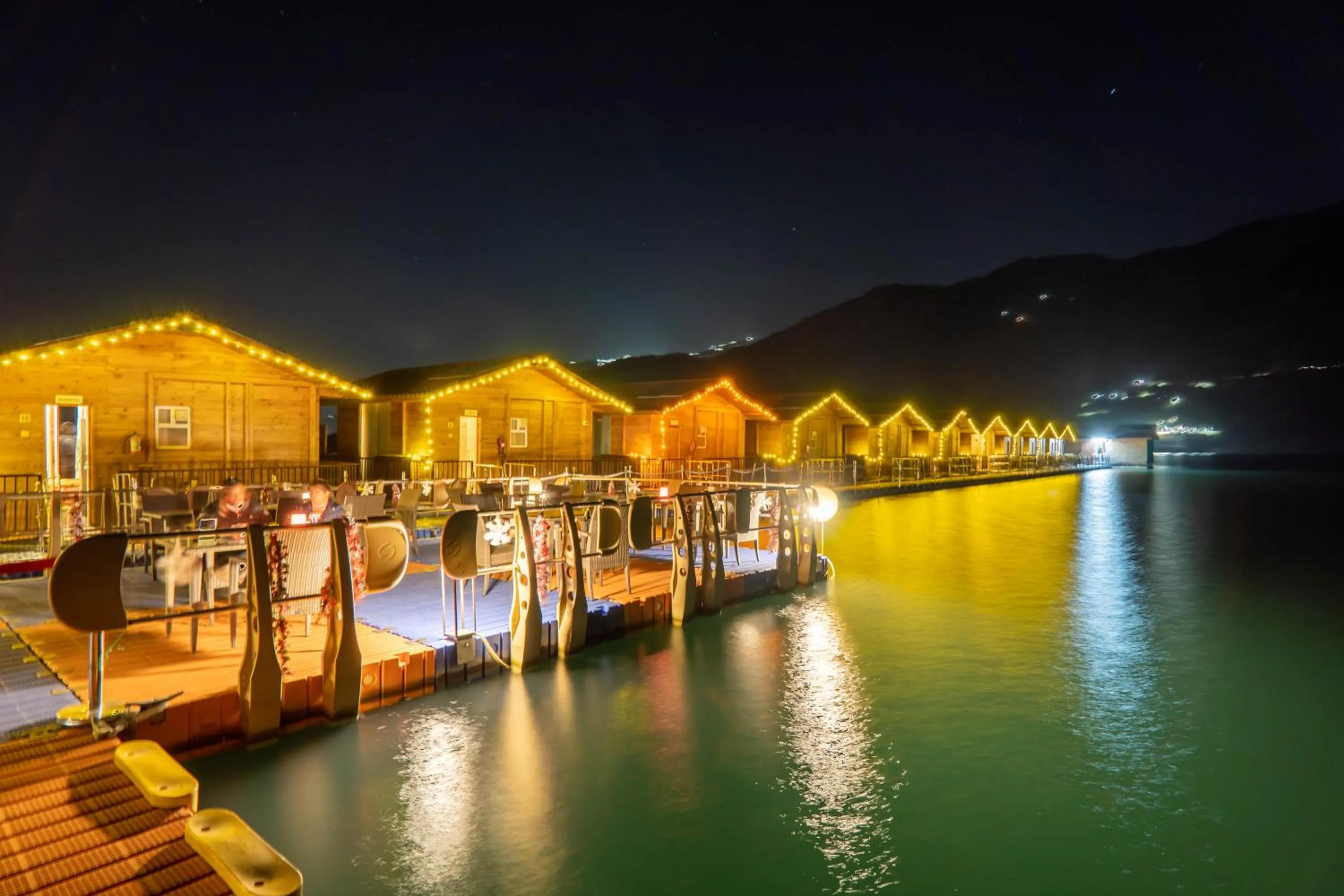 Property building in Le ROI Floating Huts & Eco Rooms Tehri