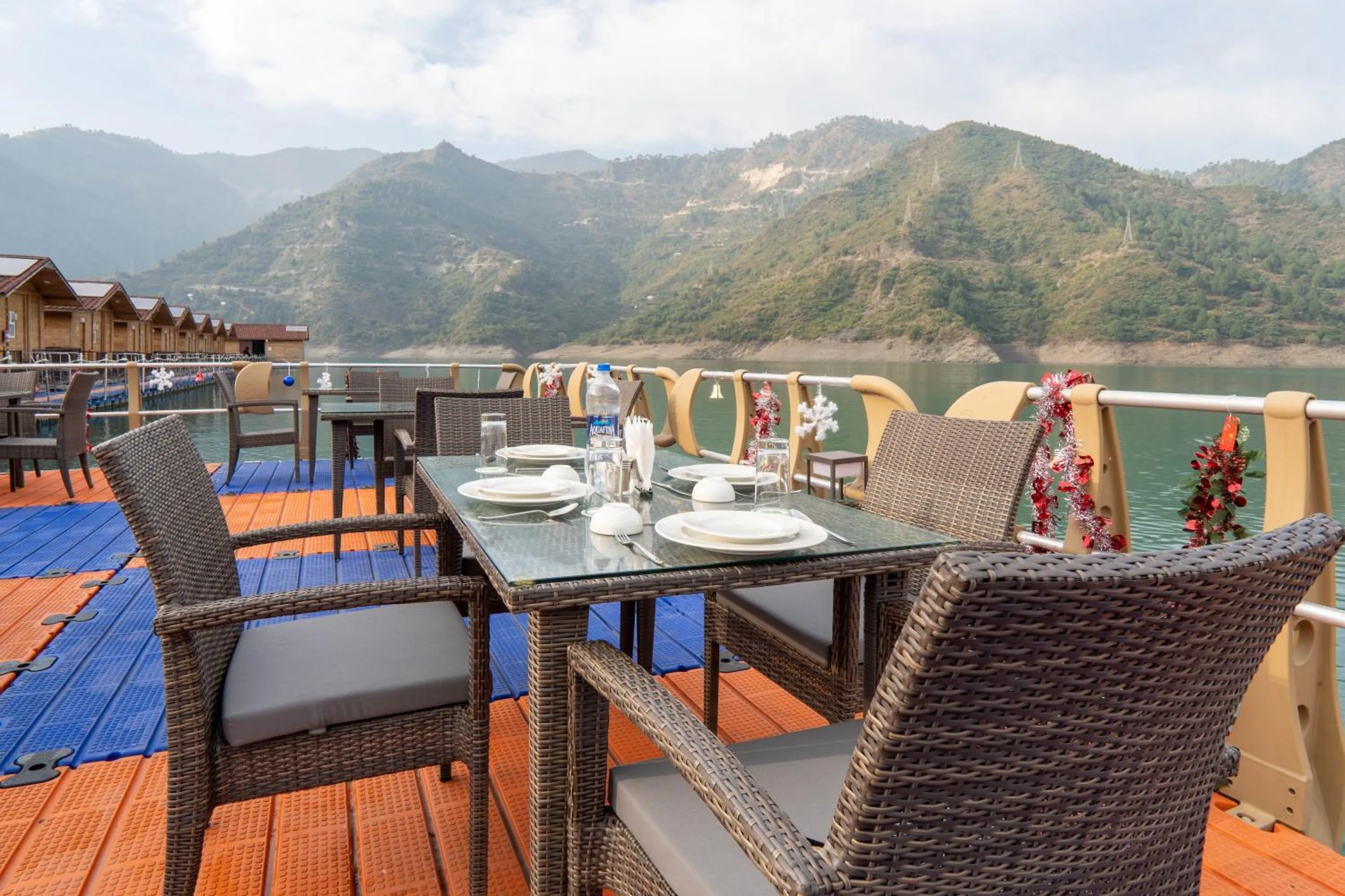 Restaurant/places to eat in Le ROI Floating Huts & Eco Rooms Tehri