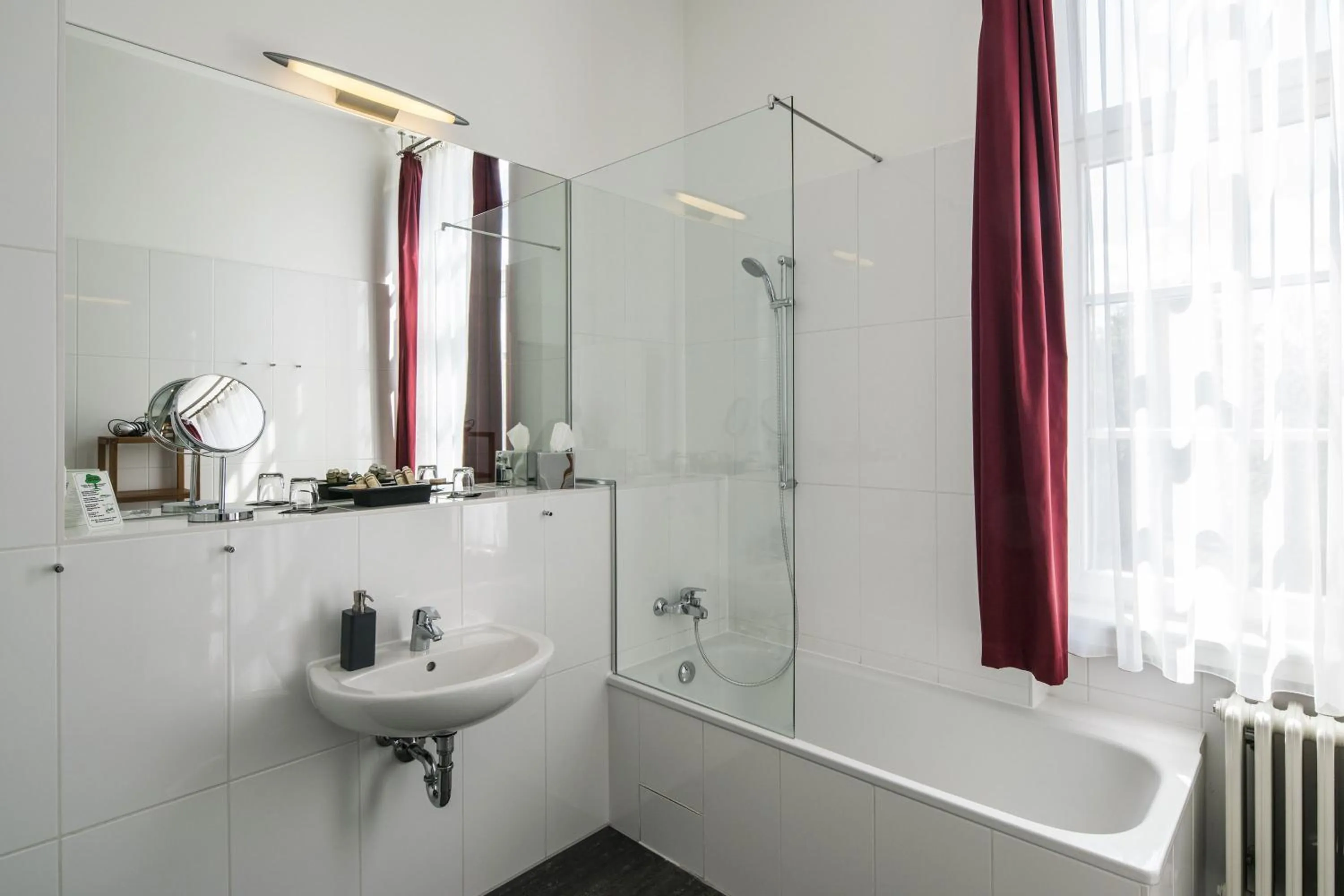 Shower in GLS Studio Hotel Berlin