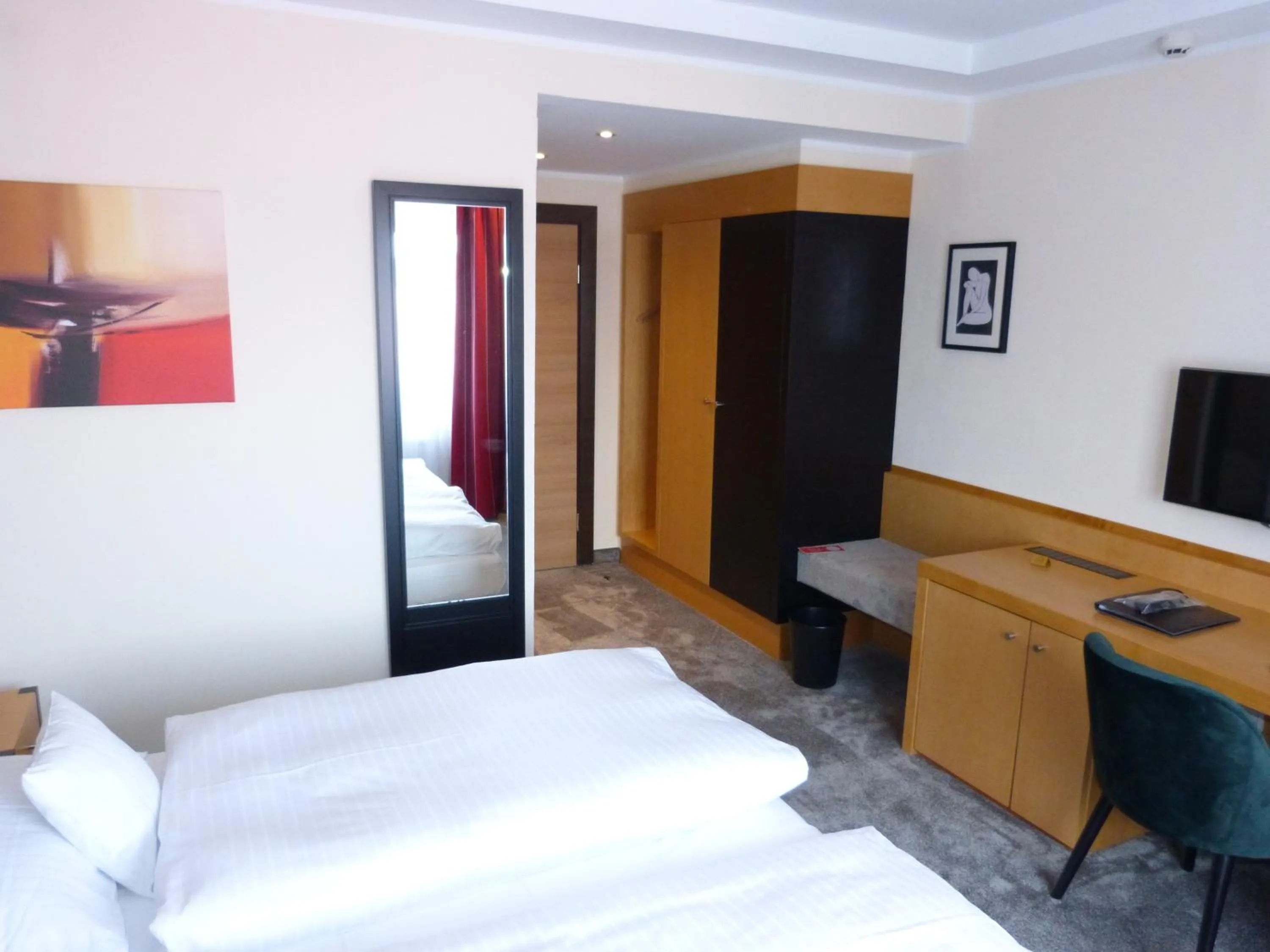 Photo of the whole room, Bed in Hotel Roshop