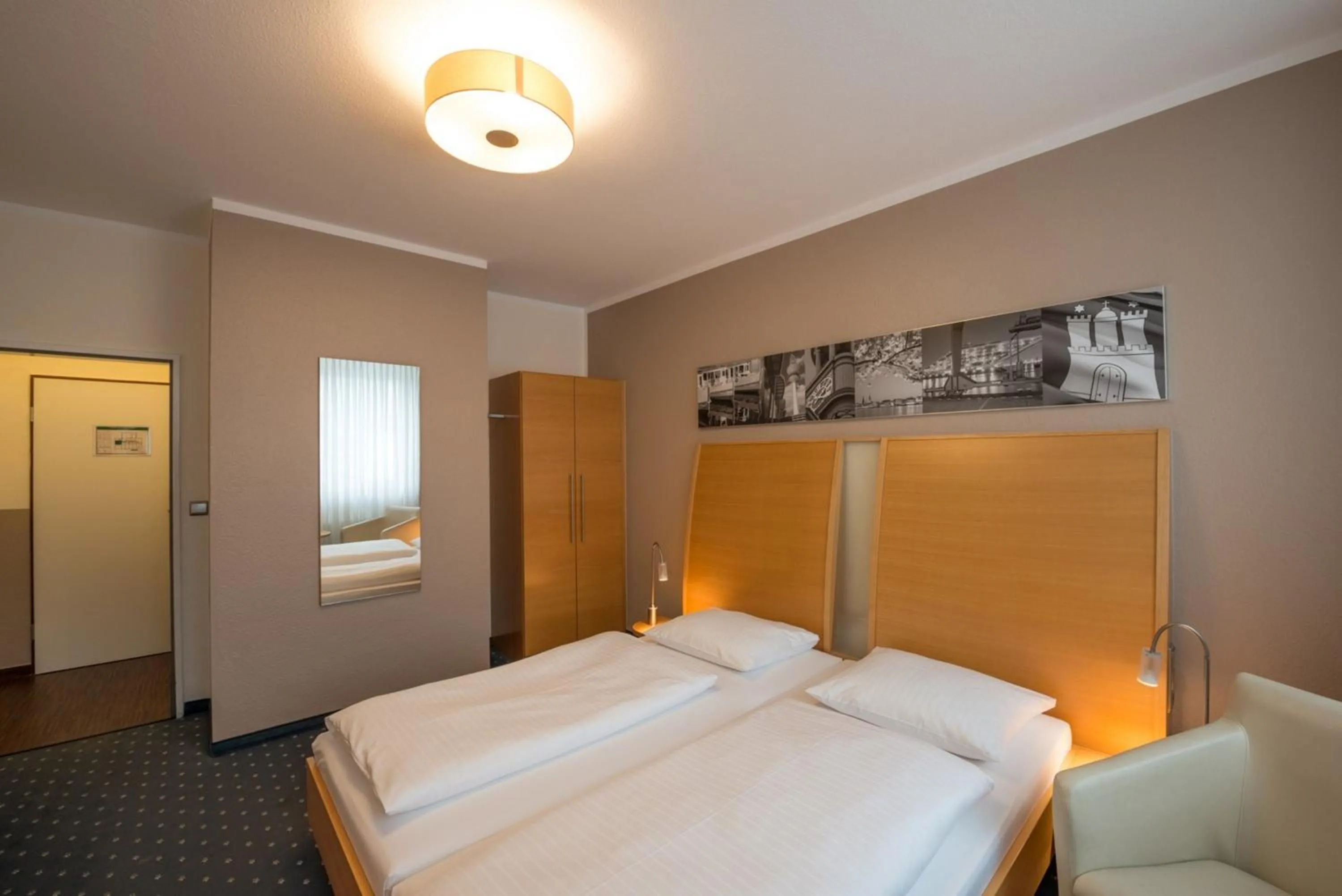 Photo of the whole room, Bed in Heikotel - Stadtpark Residenz