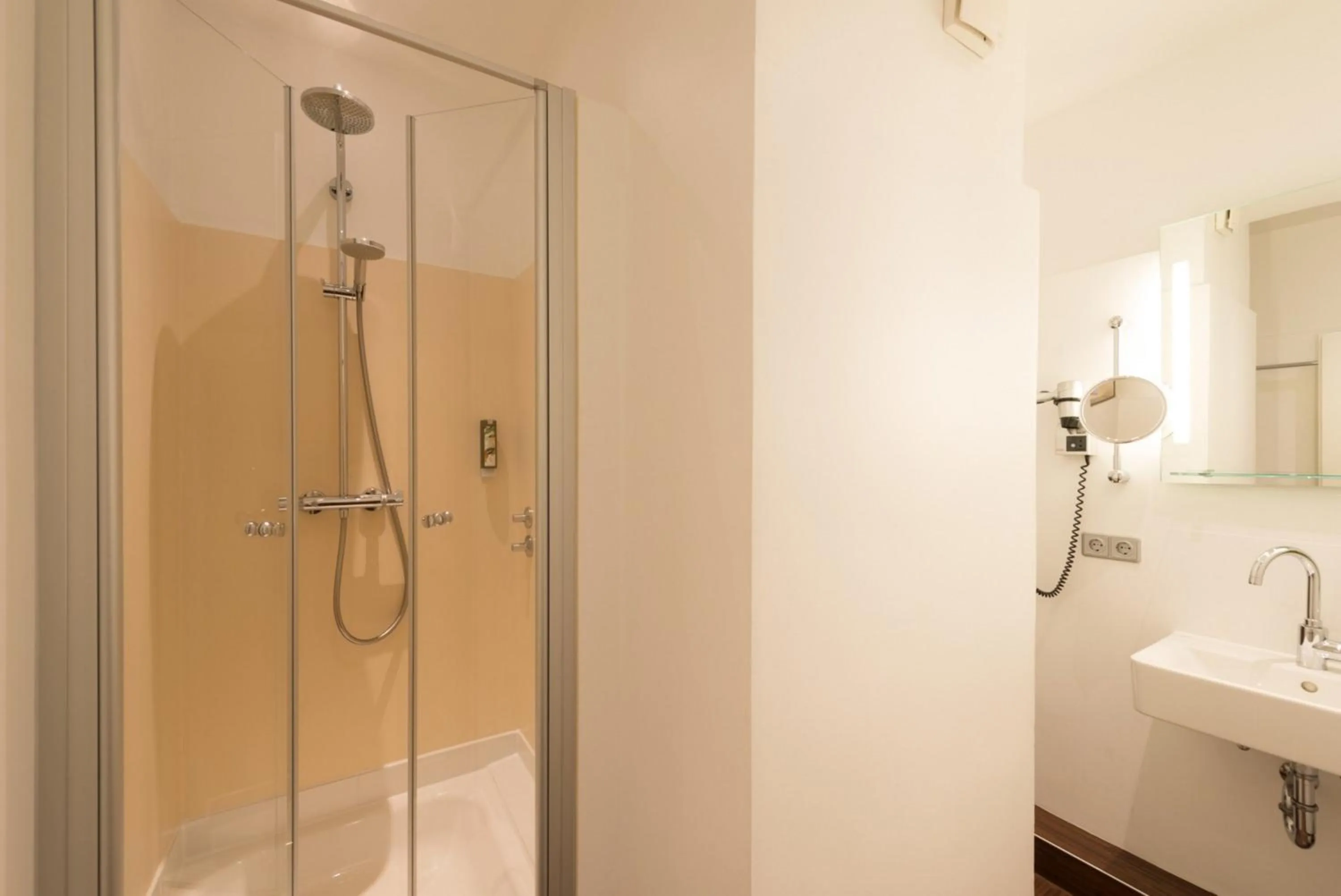 Photo of the whole room in Heikotel - Stadtpark Residenz