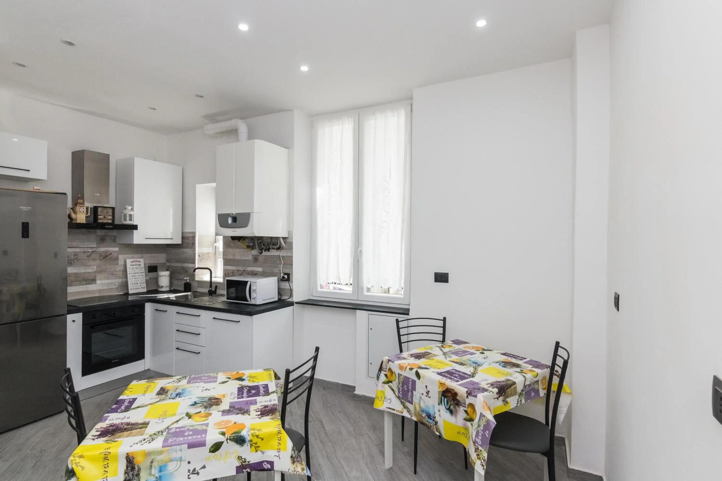 Communal kitchen in Il mondo in una stanza