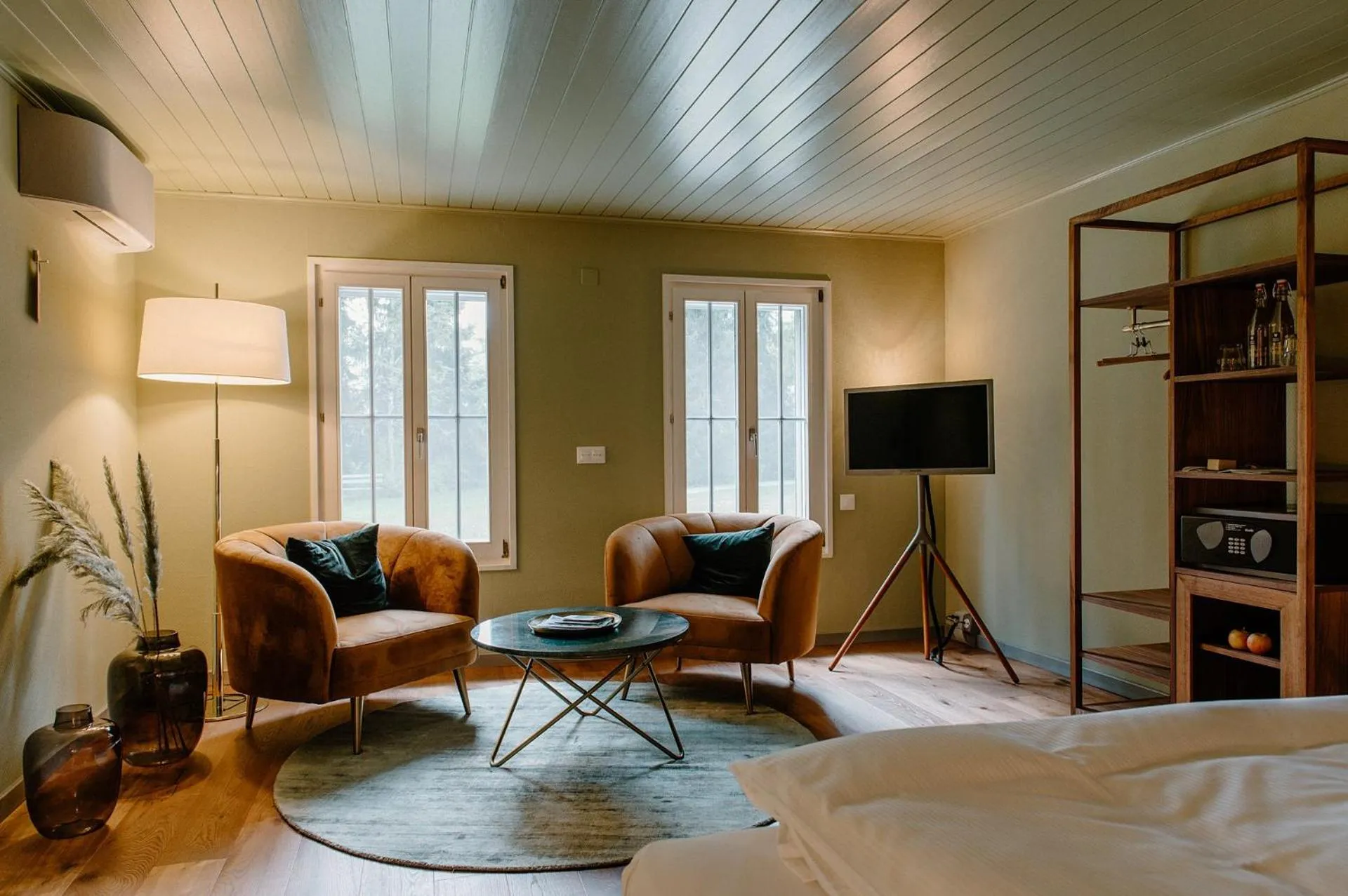 Seating area, Bed in Hotel Schloss Hünigen