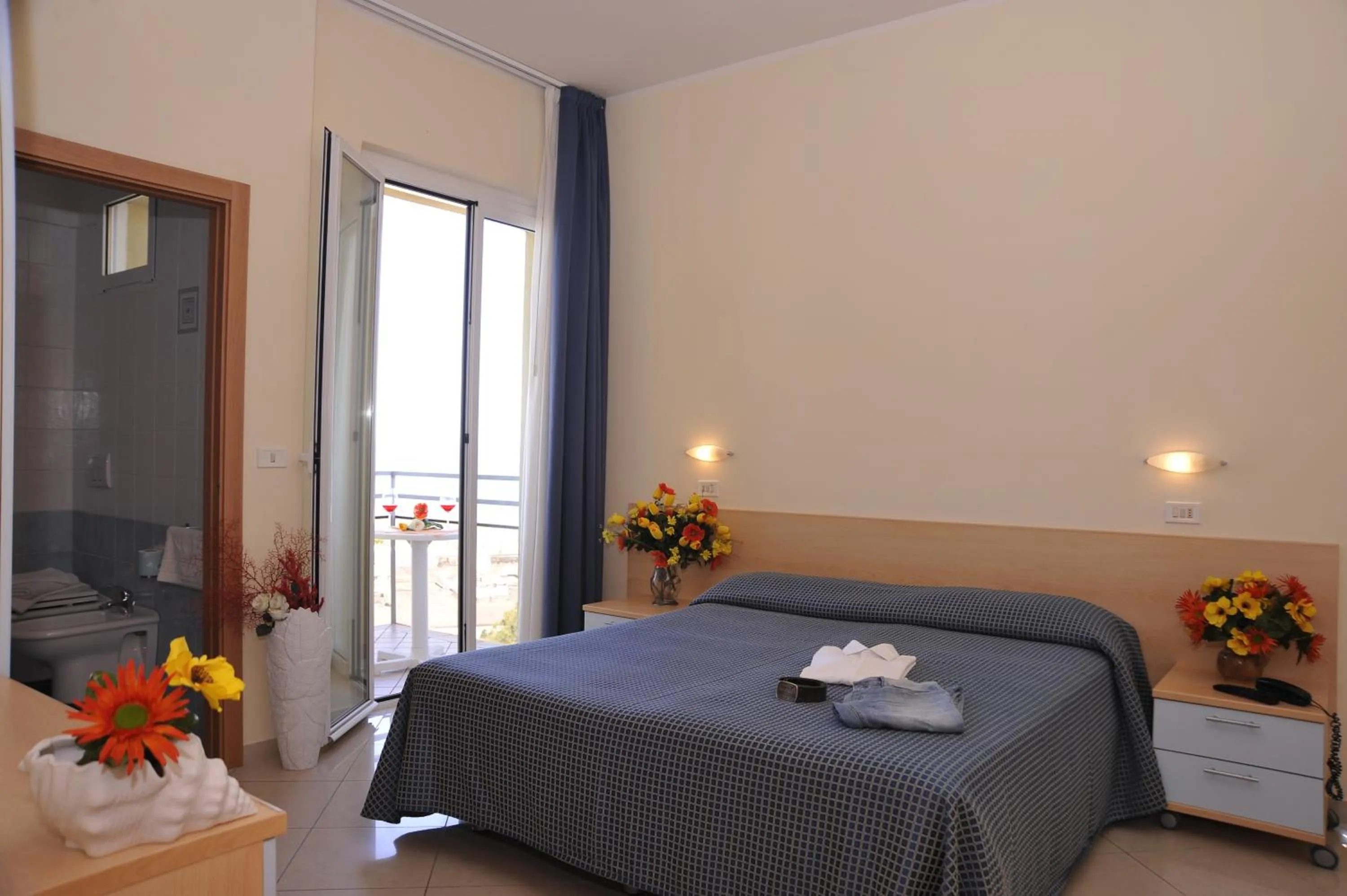 Balcony/Terrace, Bed in Hotel Fantasy