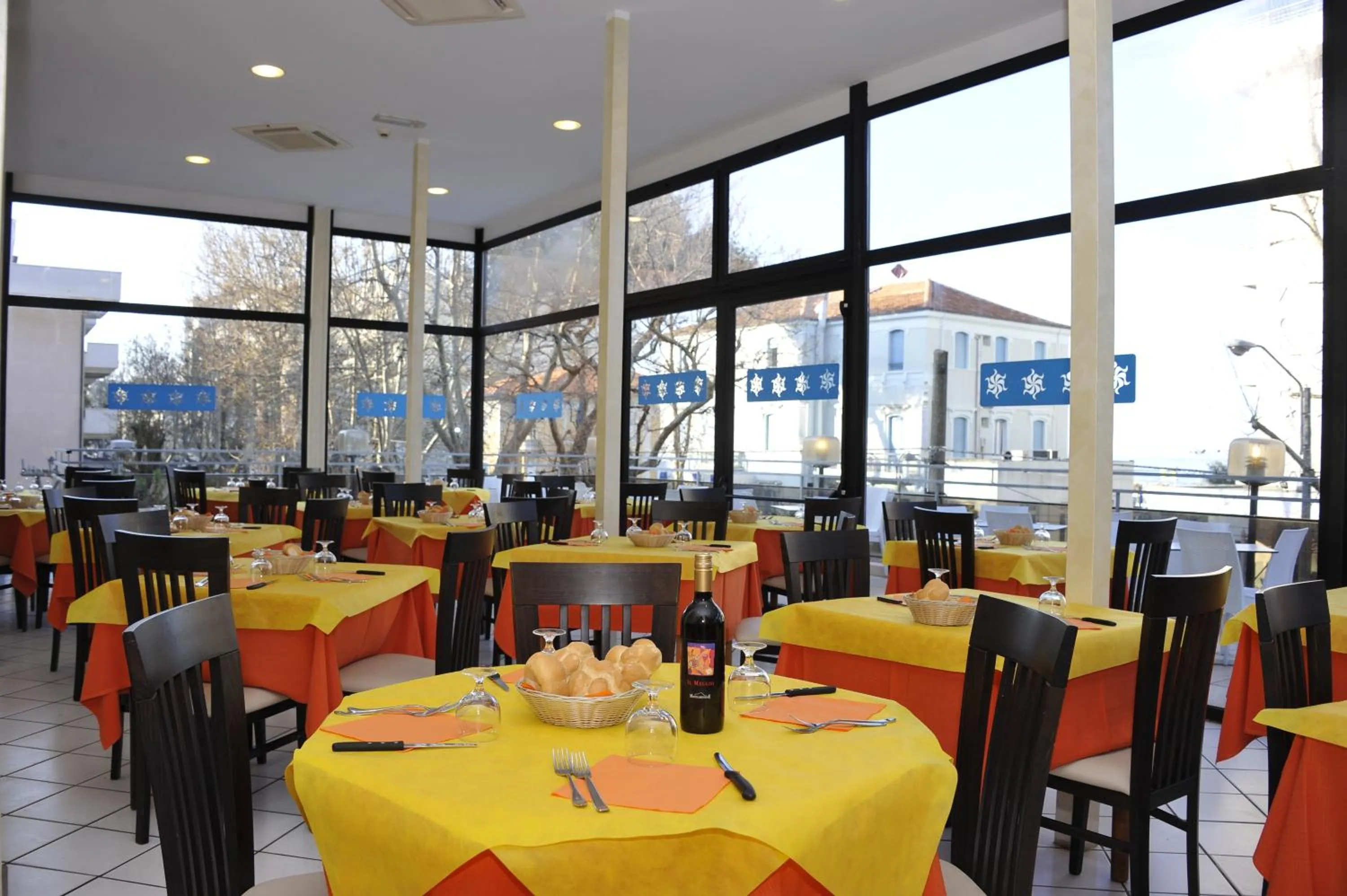 Restaurant/places to eat in Hotel Fantasy