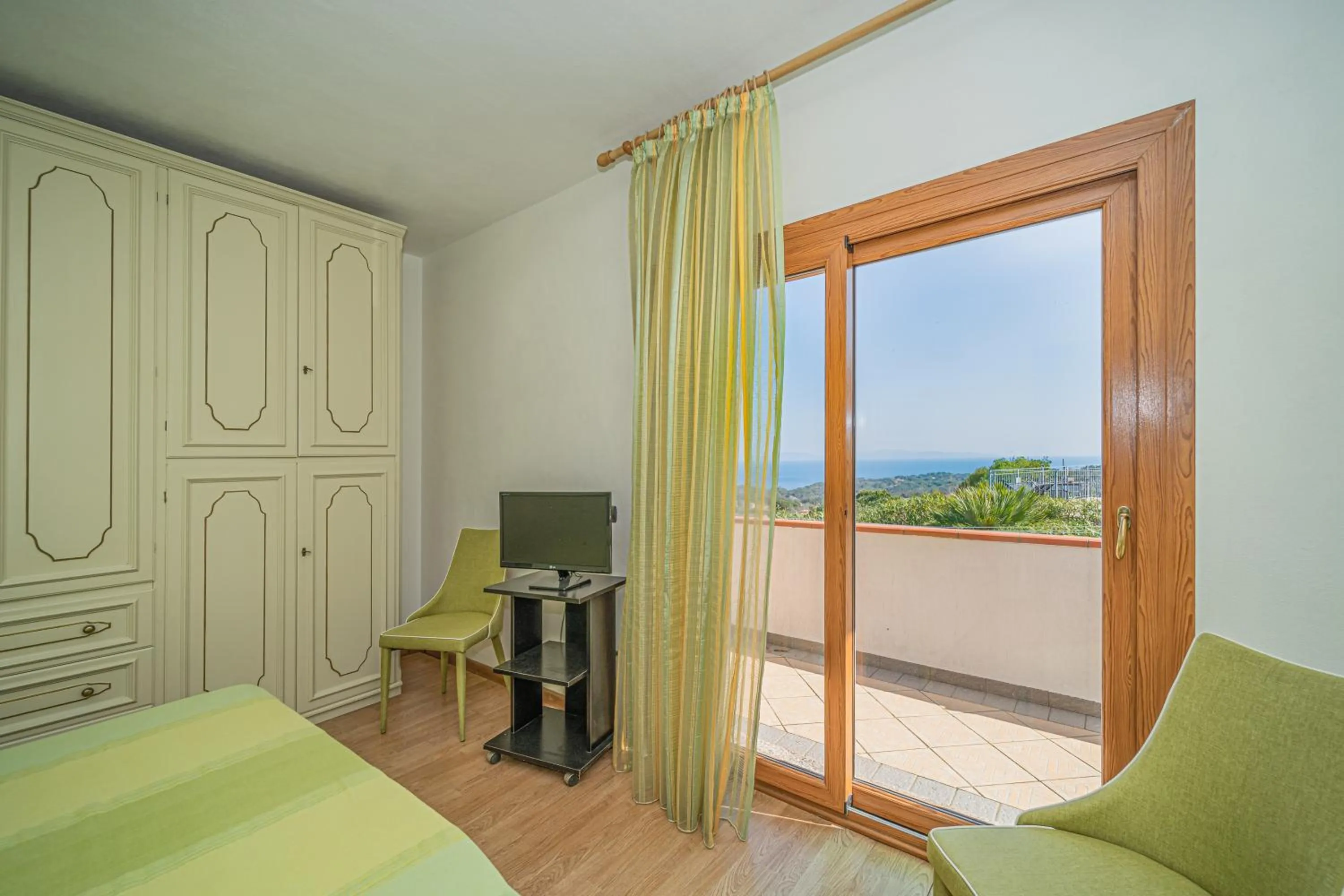 Master apartment in villa 6 to 8 persons with large private garden