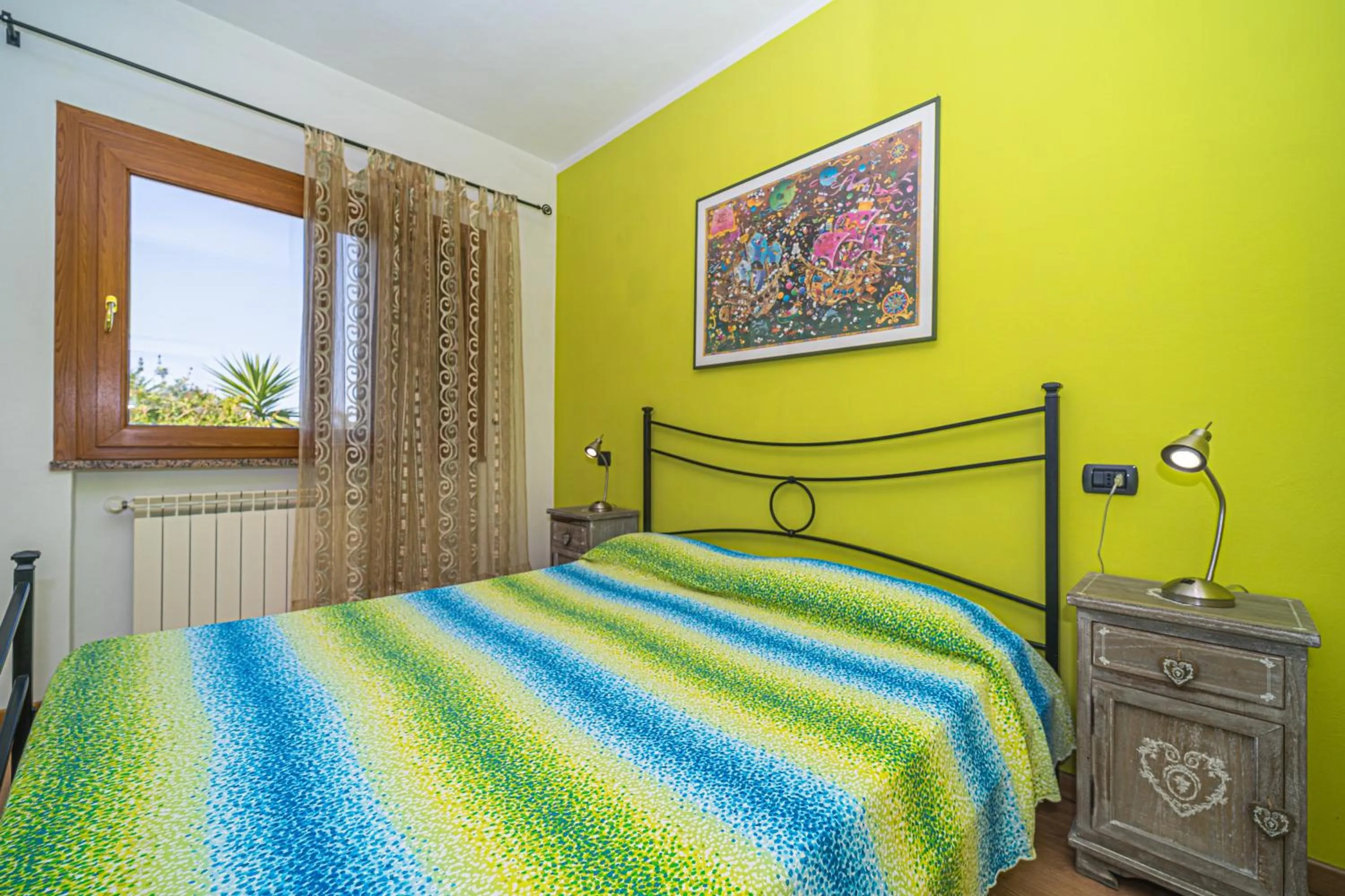 Bed in Master apartment in villa 6 to 8 persons with large private garden
