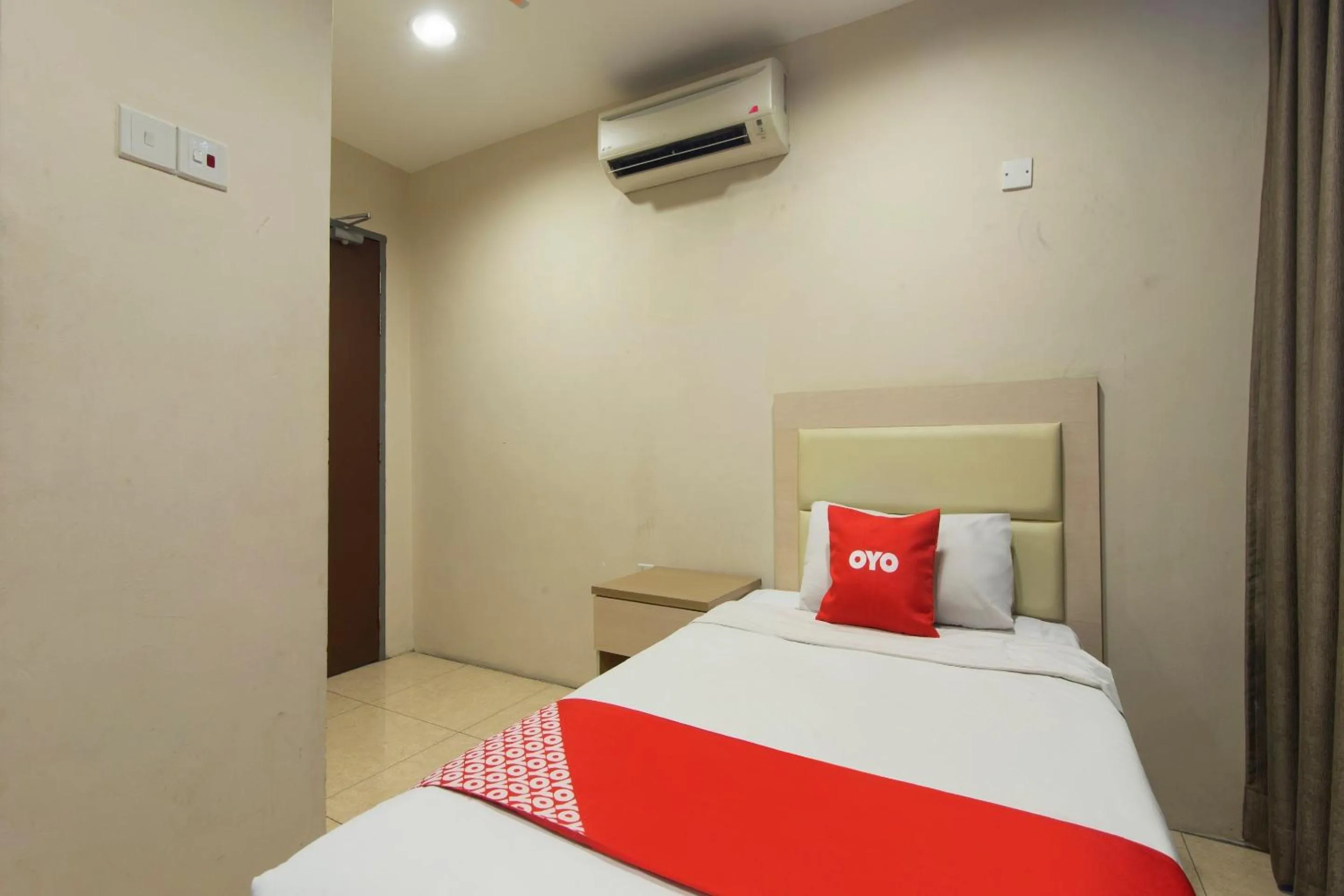 Bedroom, Bed in Hotel O Hotel 916