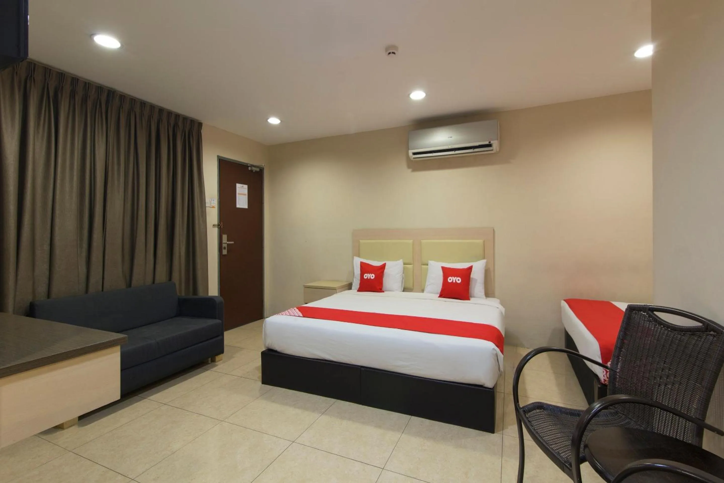 Bedroom, Bed in Hotel O Hotel 916