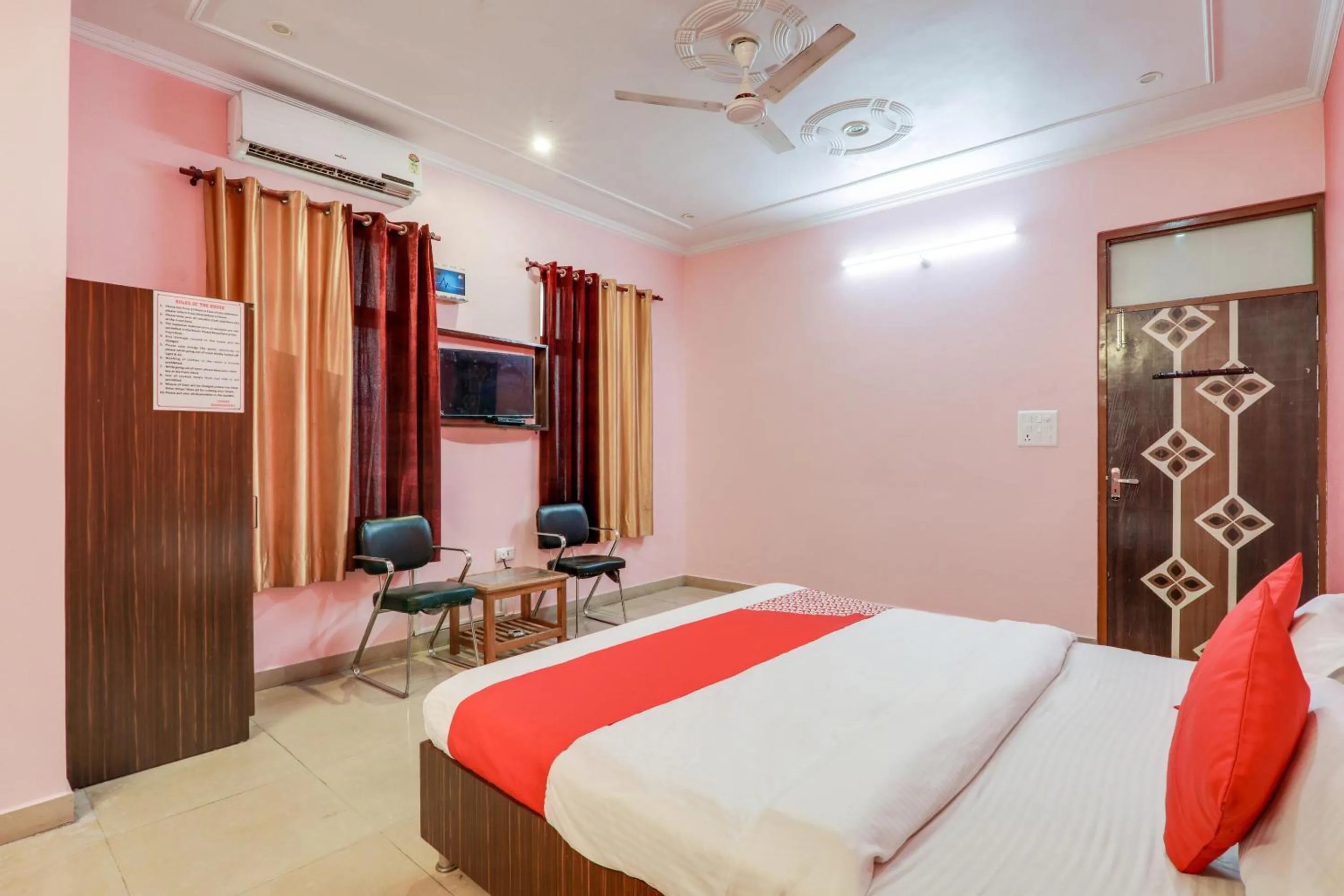 Facade/entrance in OYO 76256 Trimurti Palace