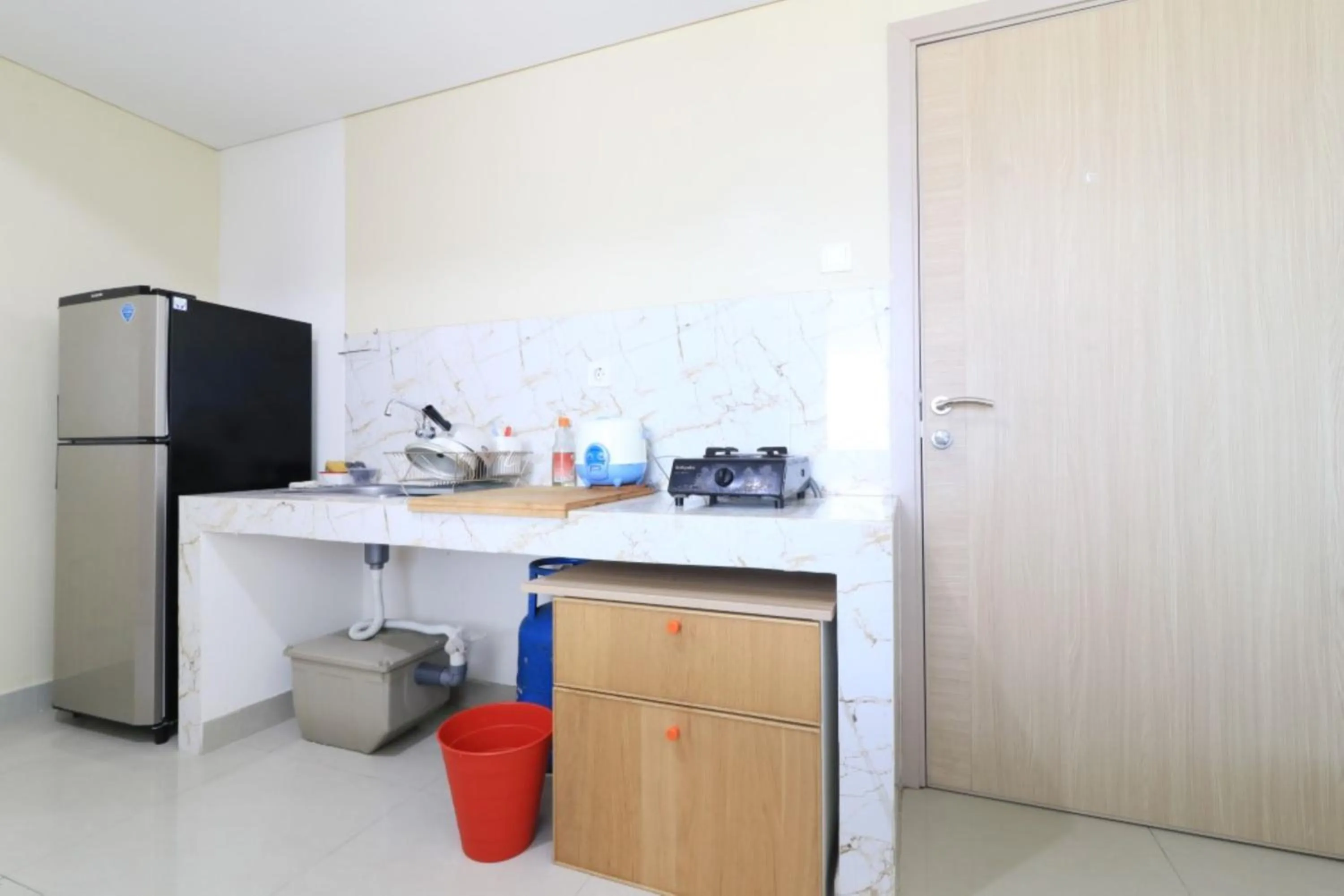 Kitchen or kitchenette in Paradise Mansion Apartment by Guardian Pro