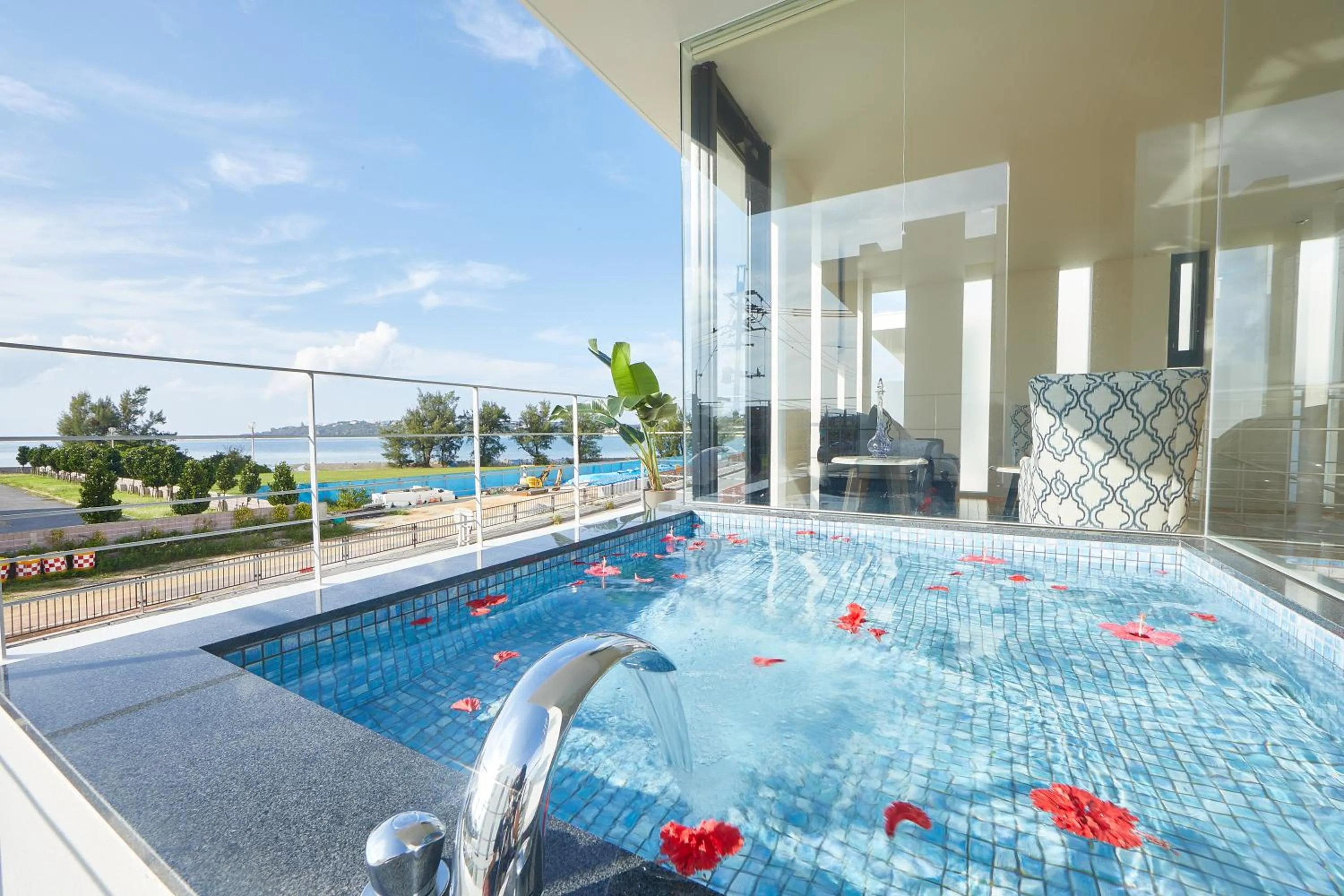 Swimming pool in RIZOZAIZEN MOTOBU B