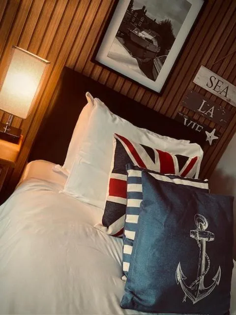 Bed in Sutton Staithe Hotel