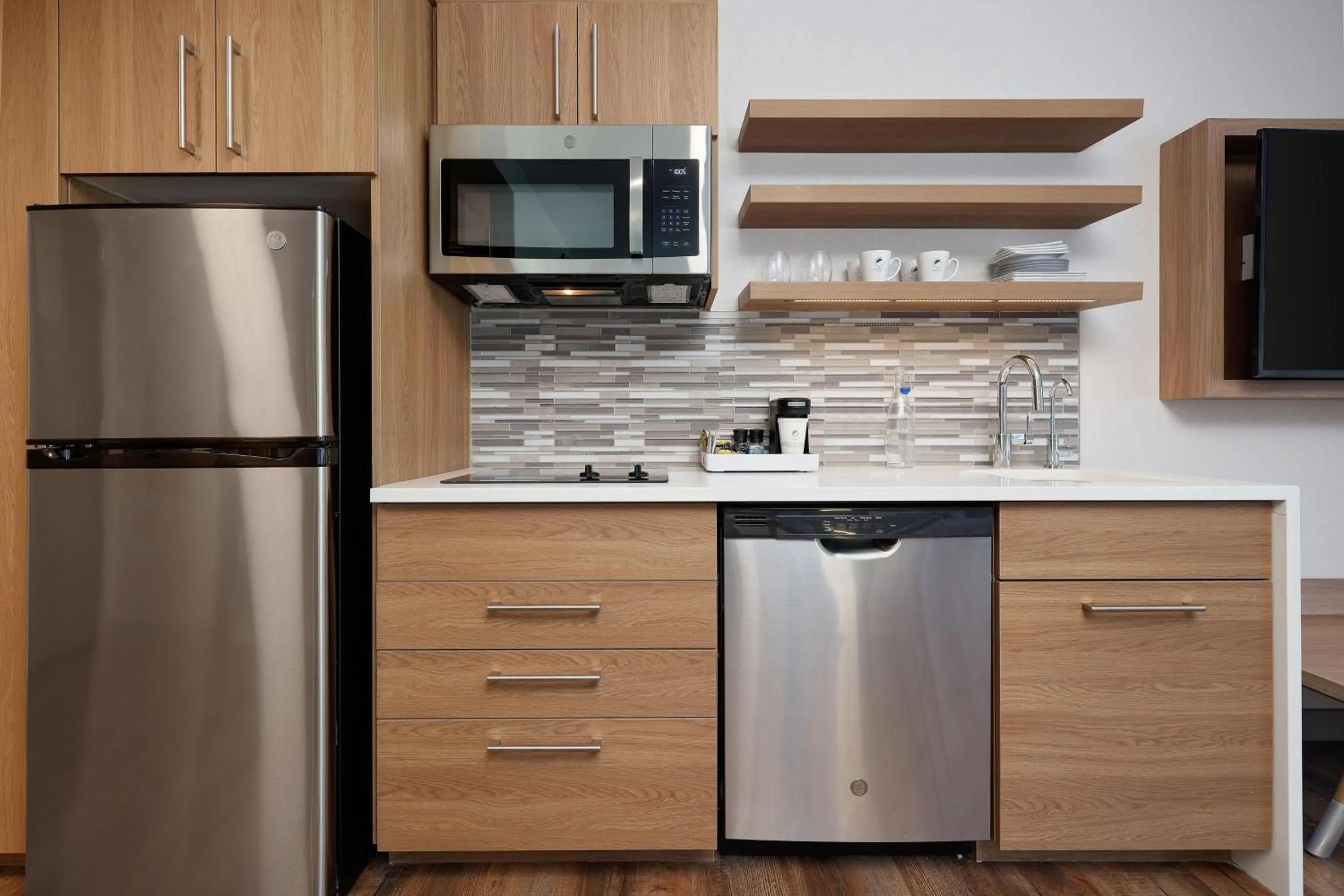 Kitchen or kitchenette in Element New York Wood Ridge