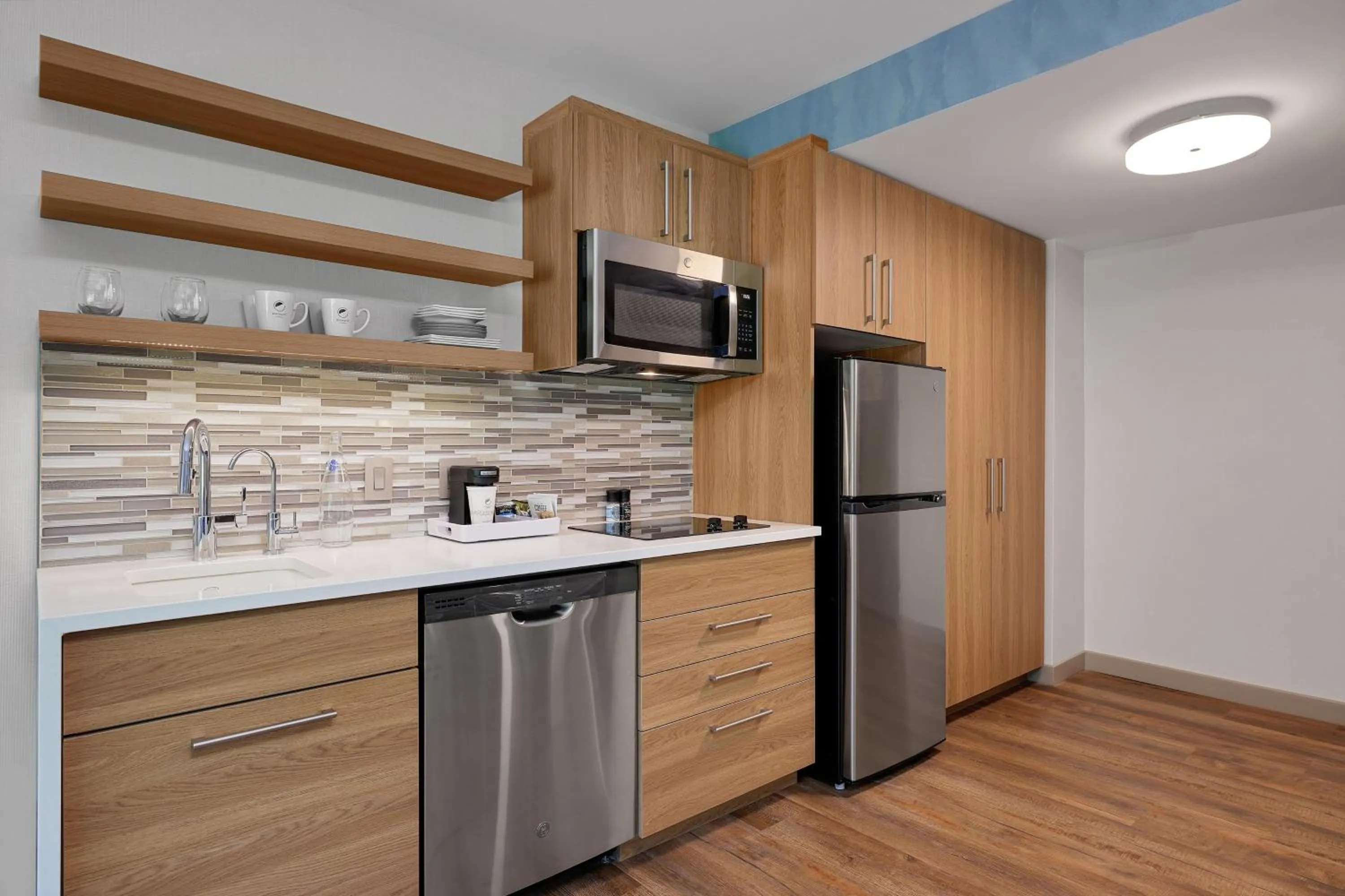 Kitchen or kitchenette in Element New York Wood Ridge