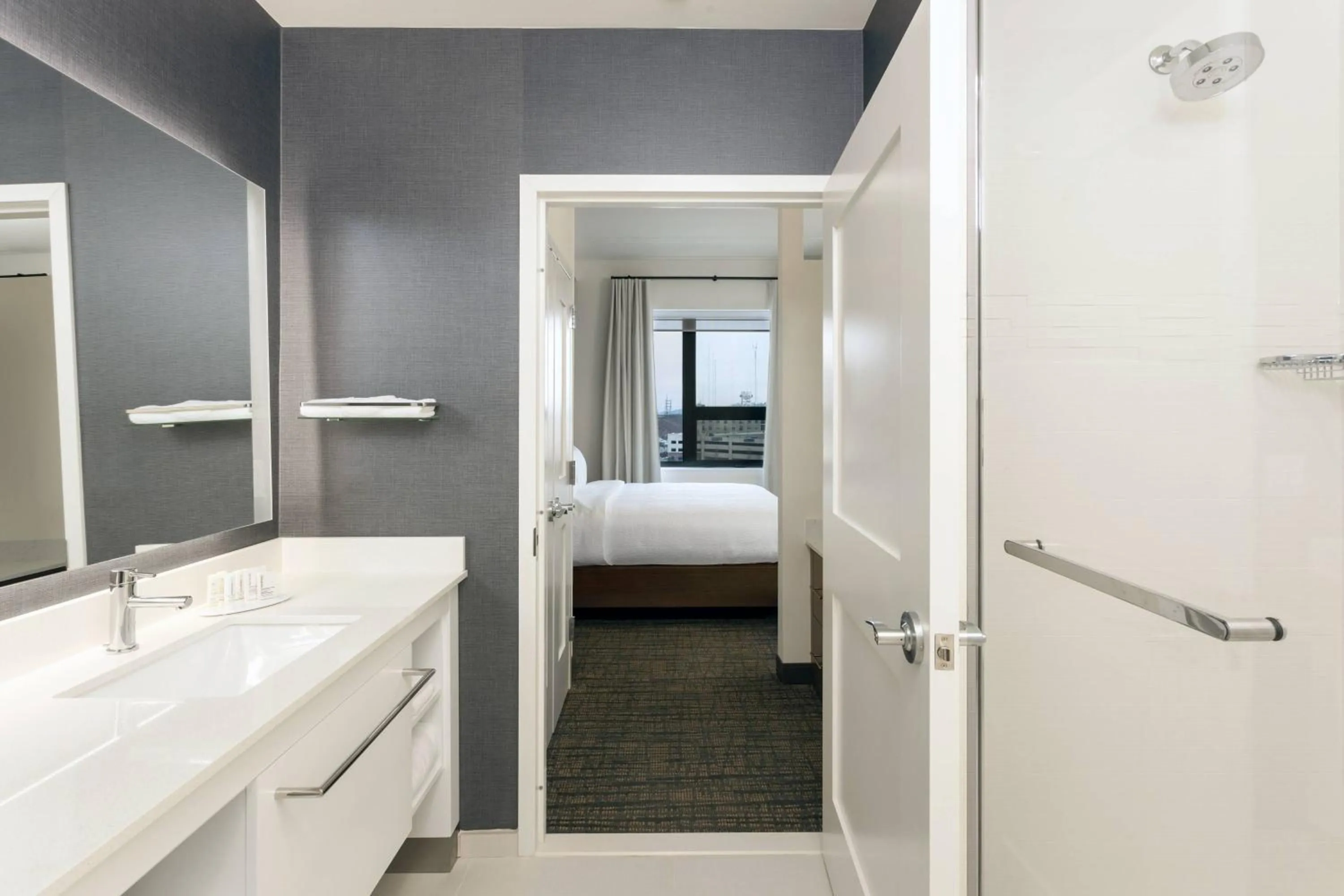 Bathroom, Bed in Residence Inn By Marriott Philadelphia Bala Cynwyd