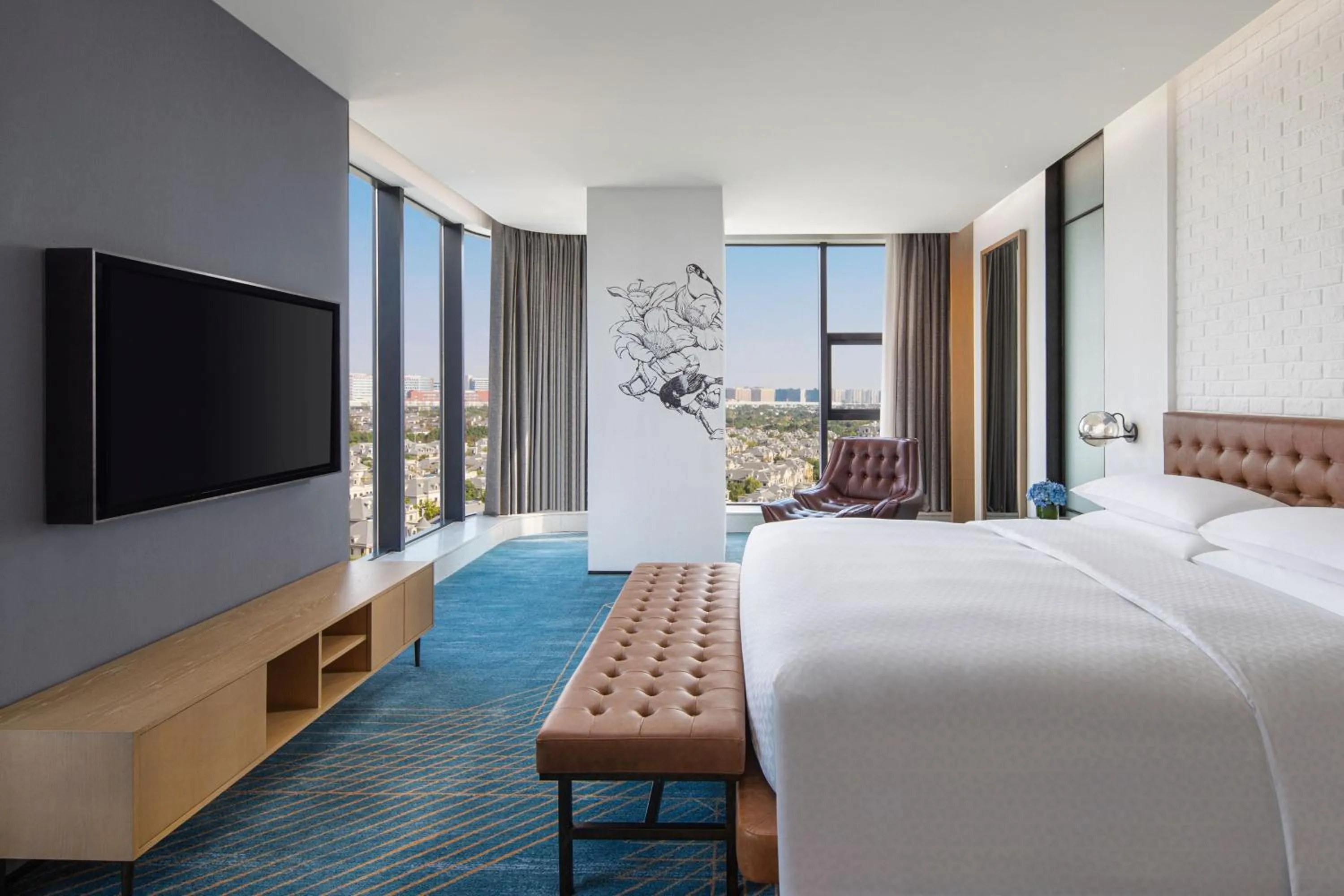 Bedroom in Four Points by Sheraton Shanghai Hongqiao