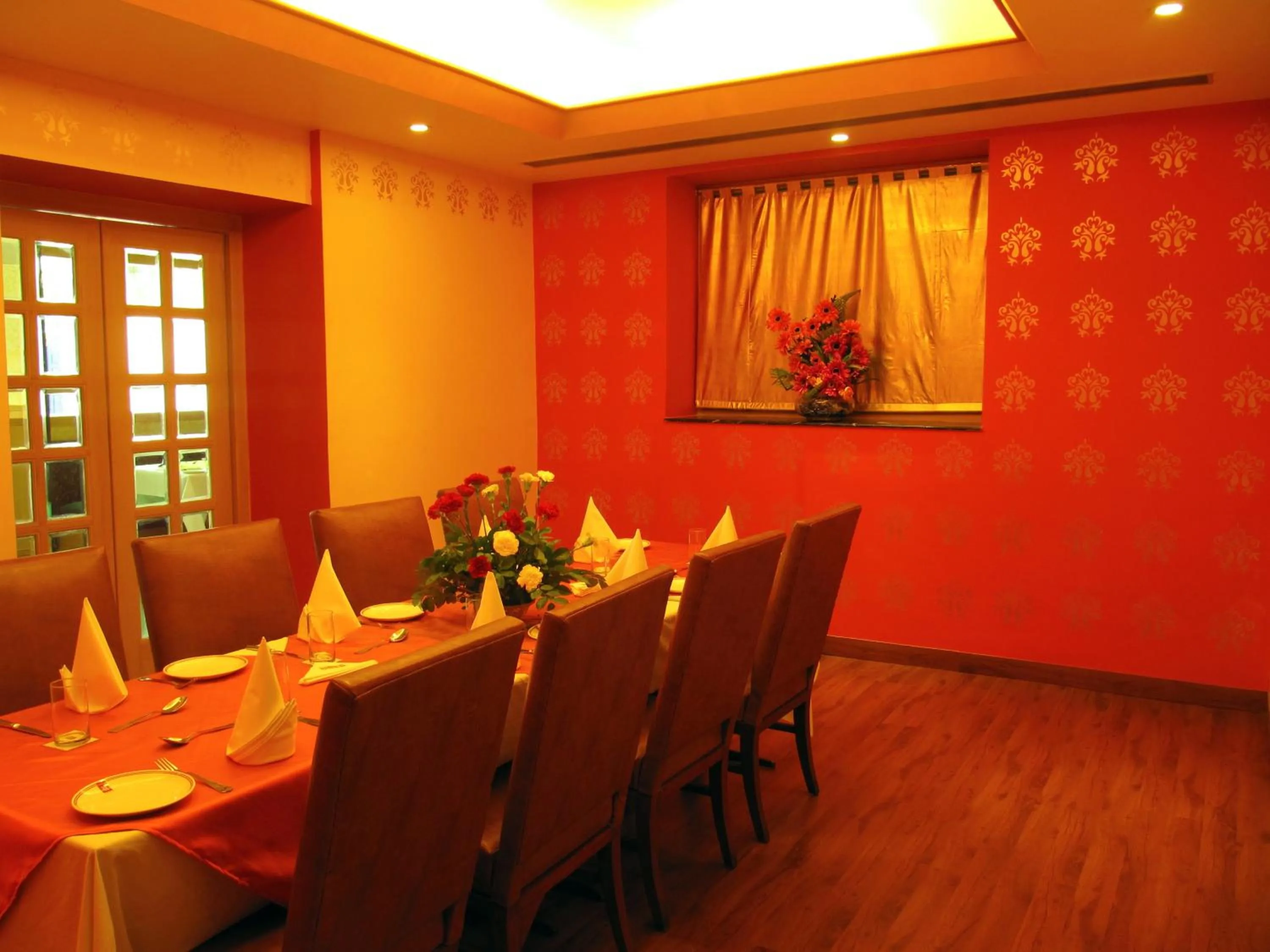 Restaurant/places to eat in Ritz Plaza