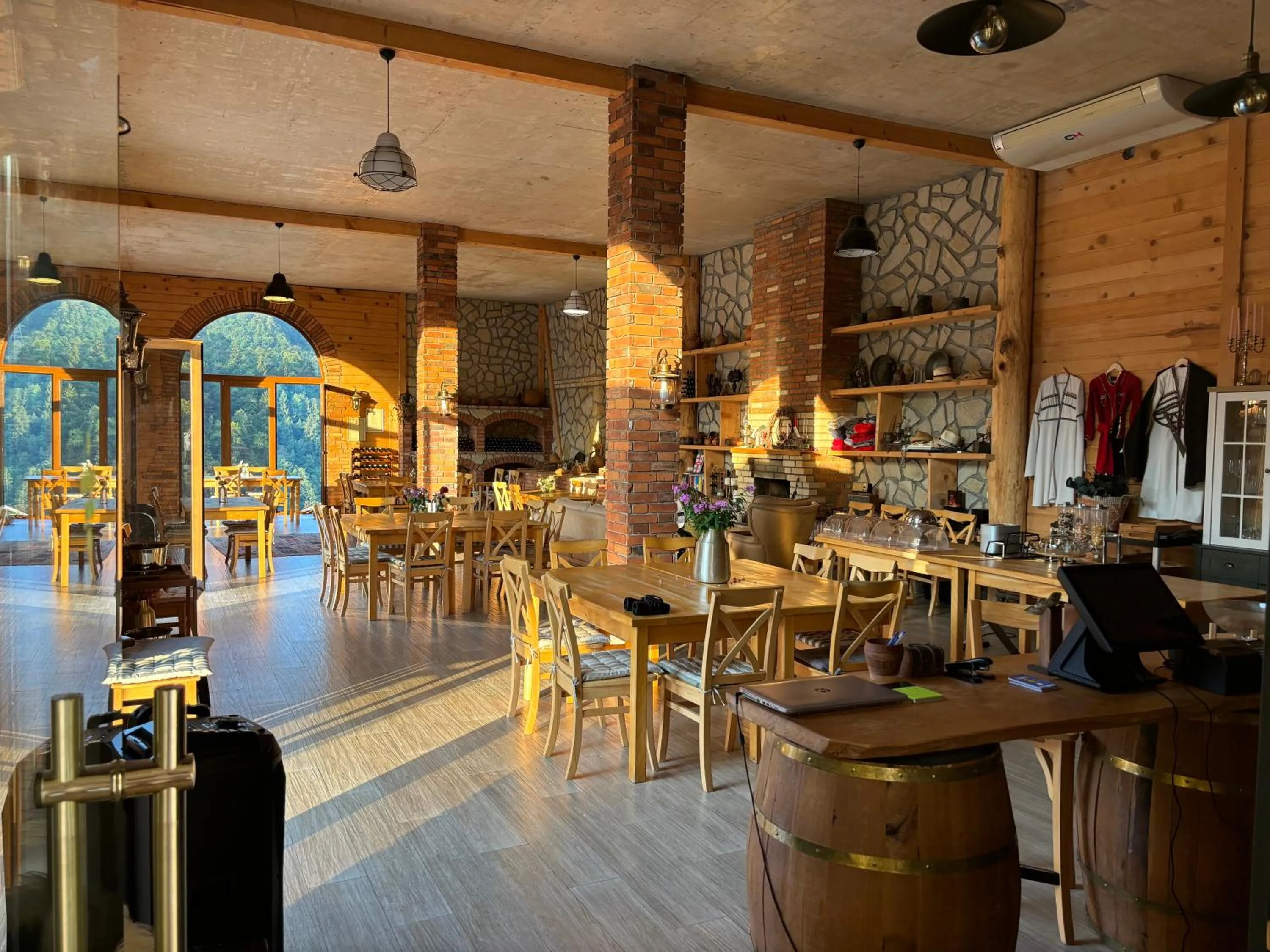 Restaurant/places to eat in Hotel Chateau Iveri