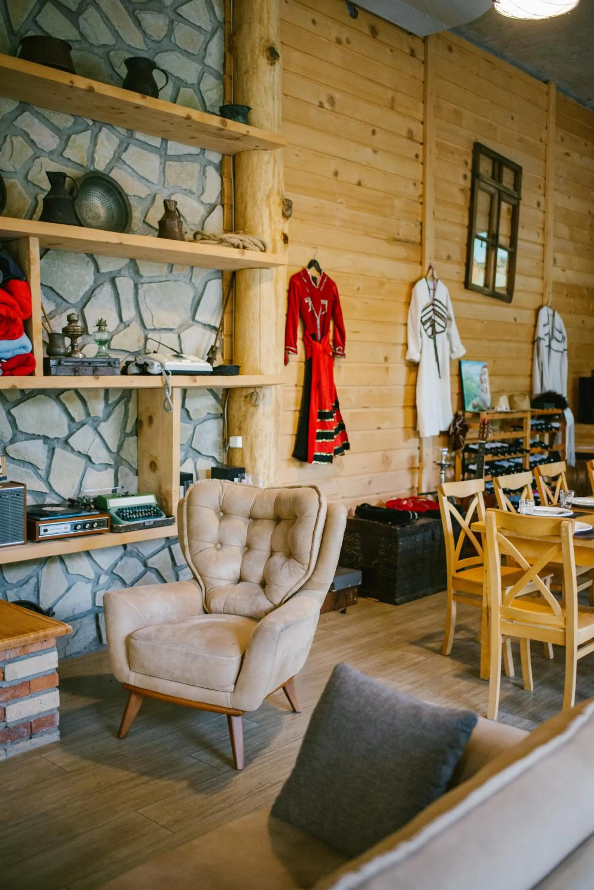 Restaurant/places to eat in Hotel Chateau Iveri