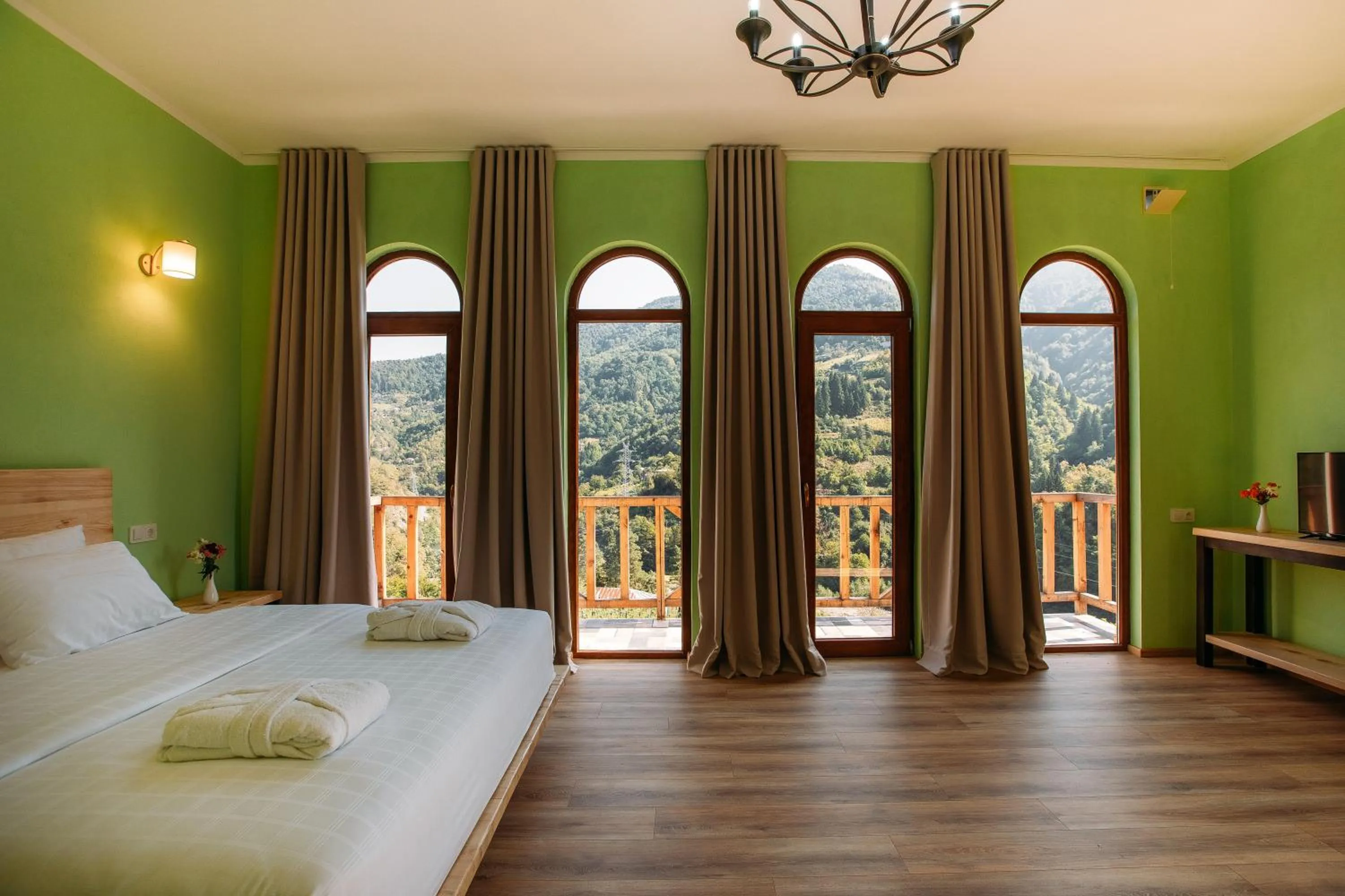 Mountain view, Bed in Hotel Chateau Iveri