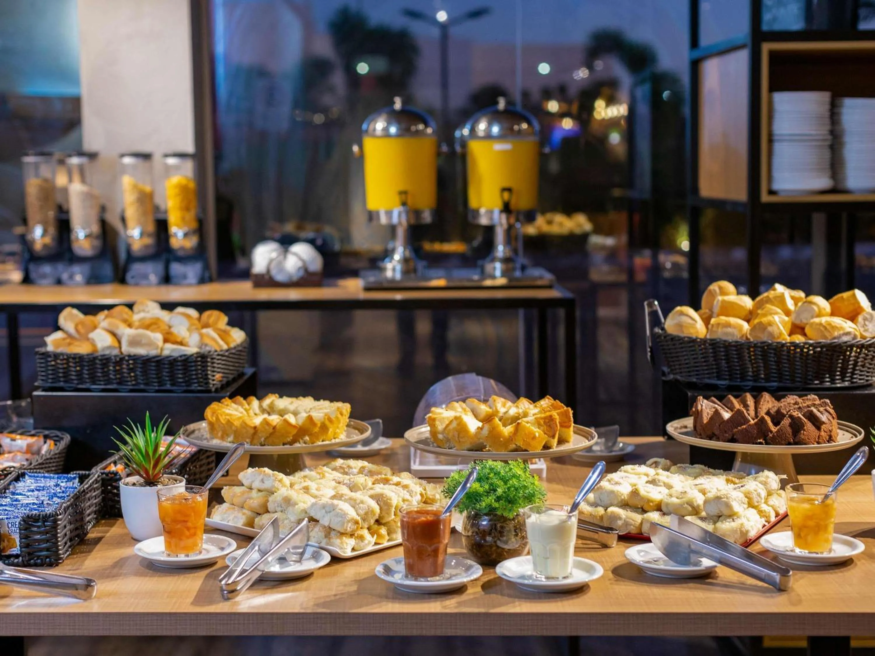 Restaurant/places to eat in ibis Cuiaba Shopping