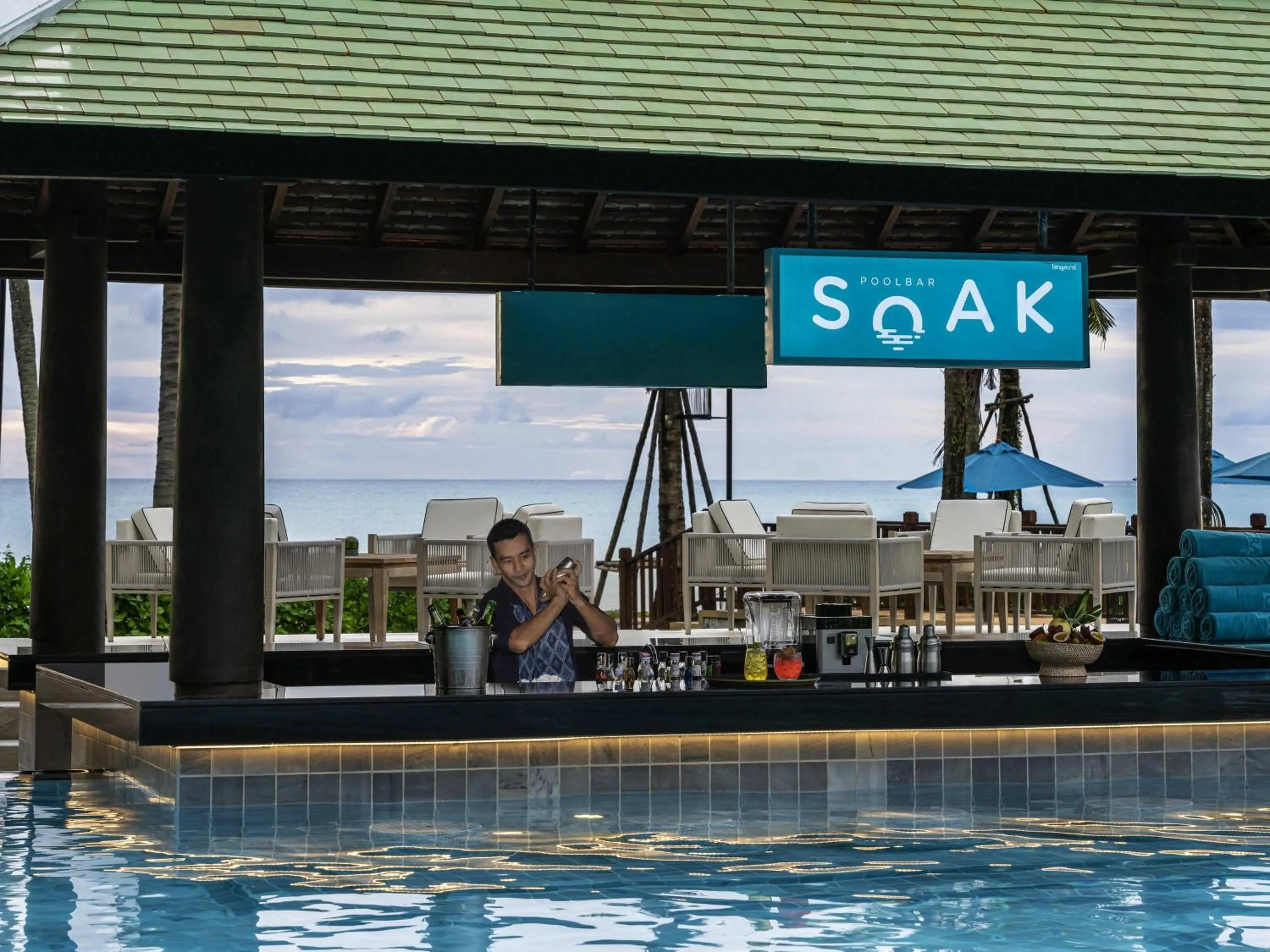 Lounge or bar in Grand Mercure Khao Lak Bangsak