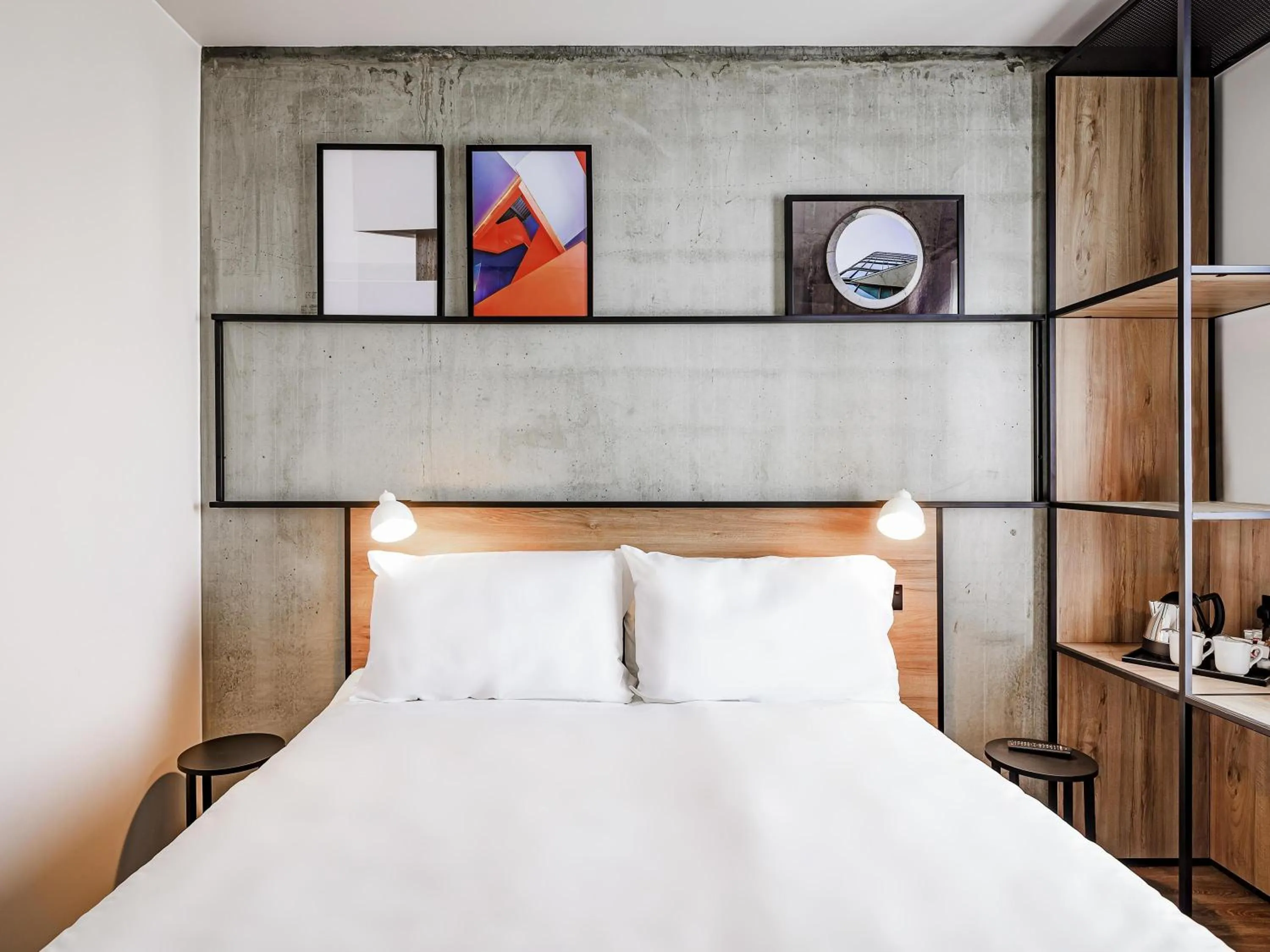 Bedroom, Bed in ibis Bridgwater, M5 Jct23