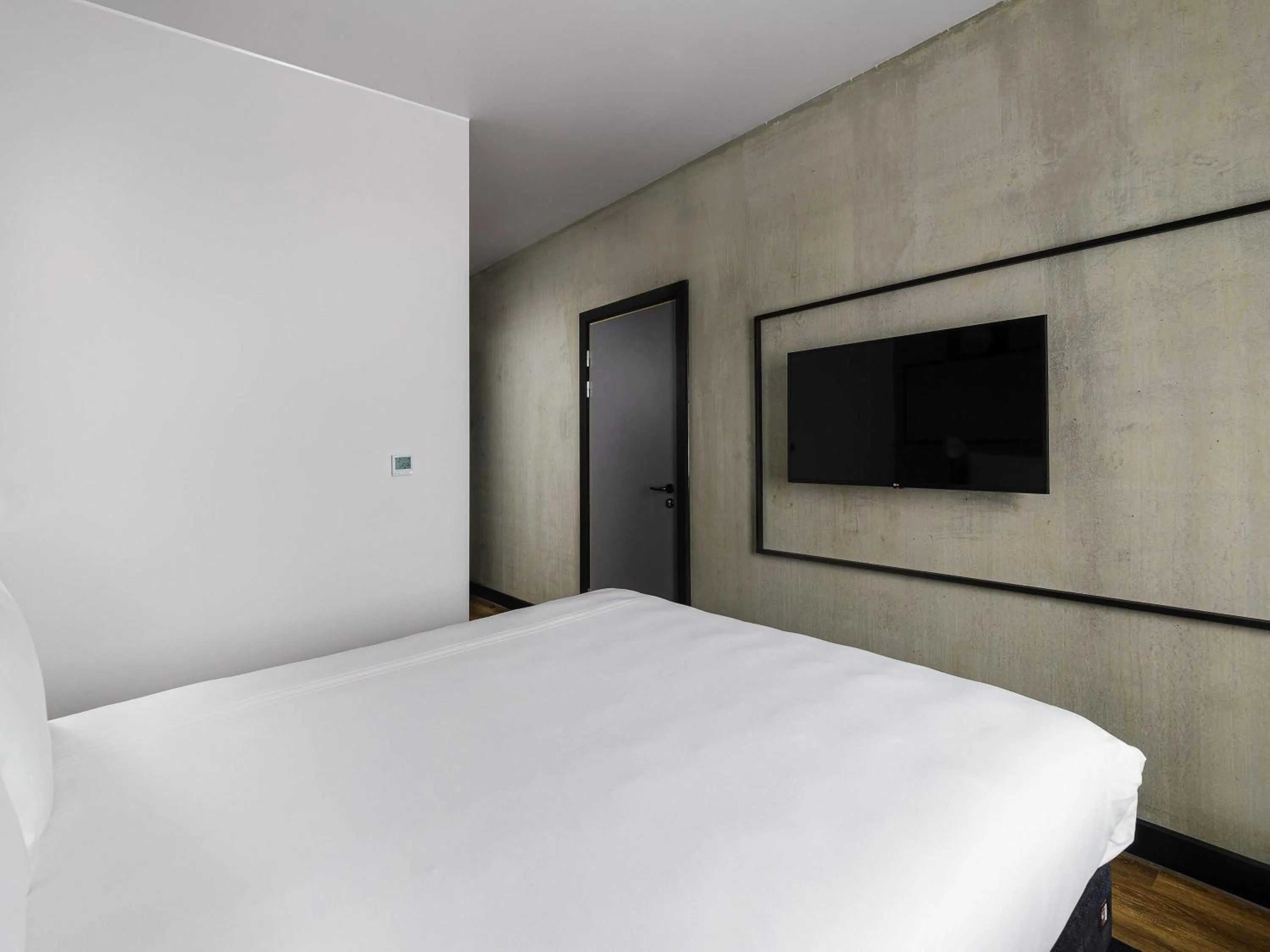 Bedroom, Bed in ibis Bridgwater, M5 Jct23