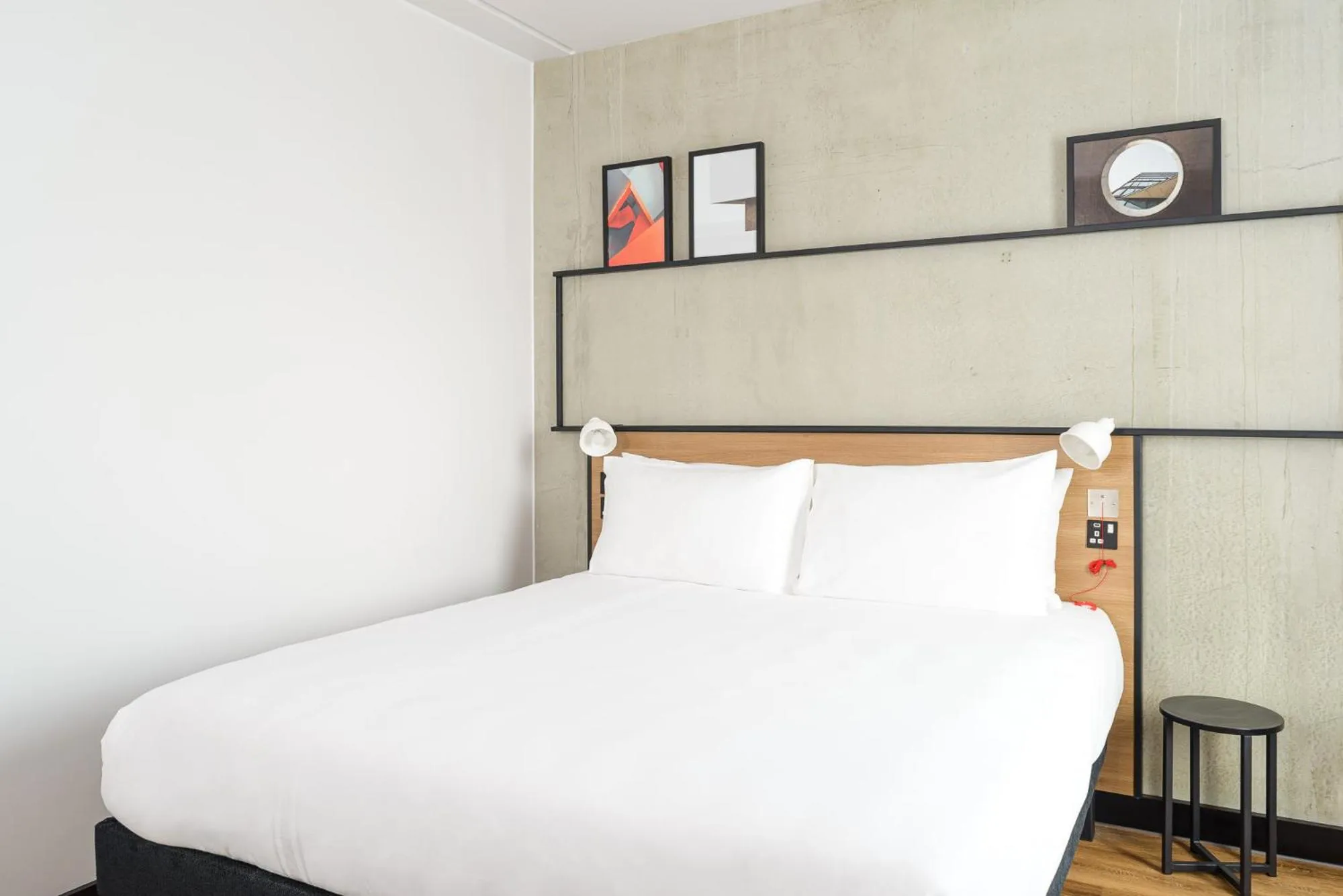 Bedroom, Bed in ibis Bridgwater, M5 Jct23