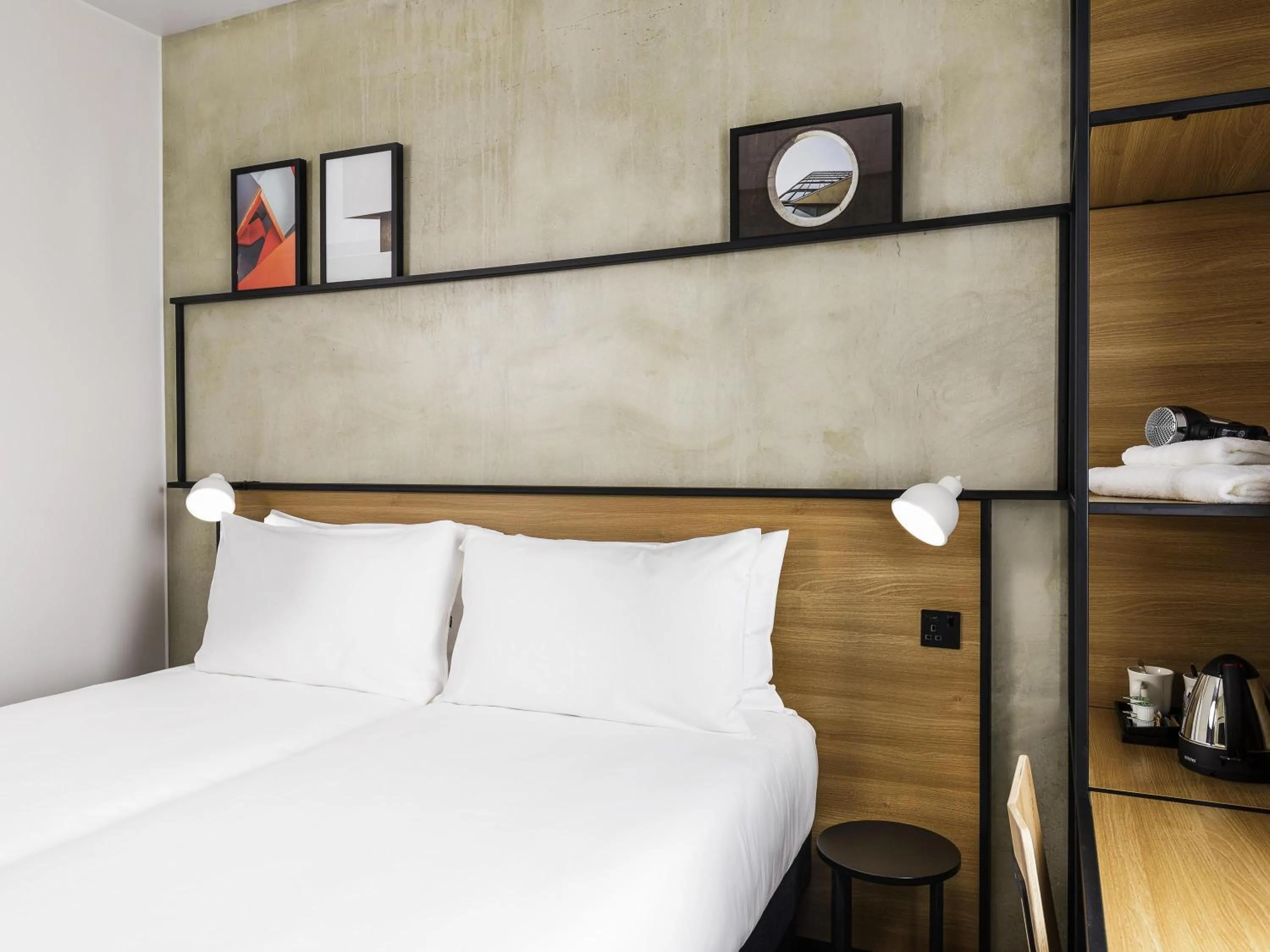 Bedroom, Bed in ibis Bridgwater, M5 Jct23