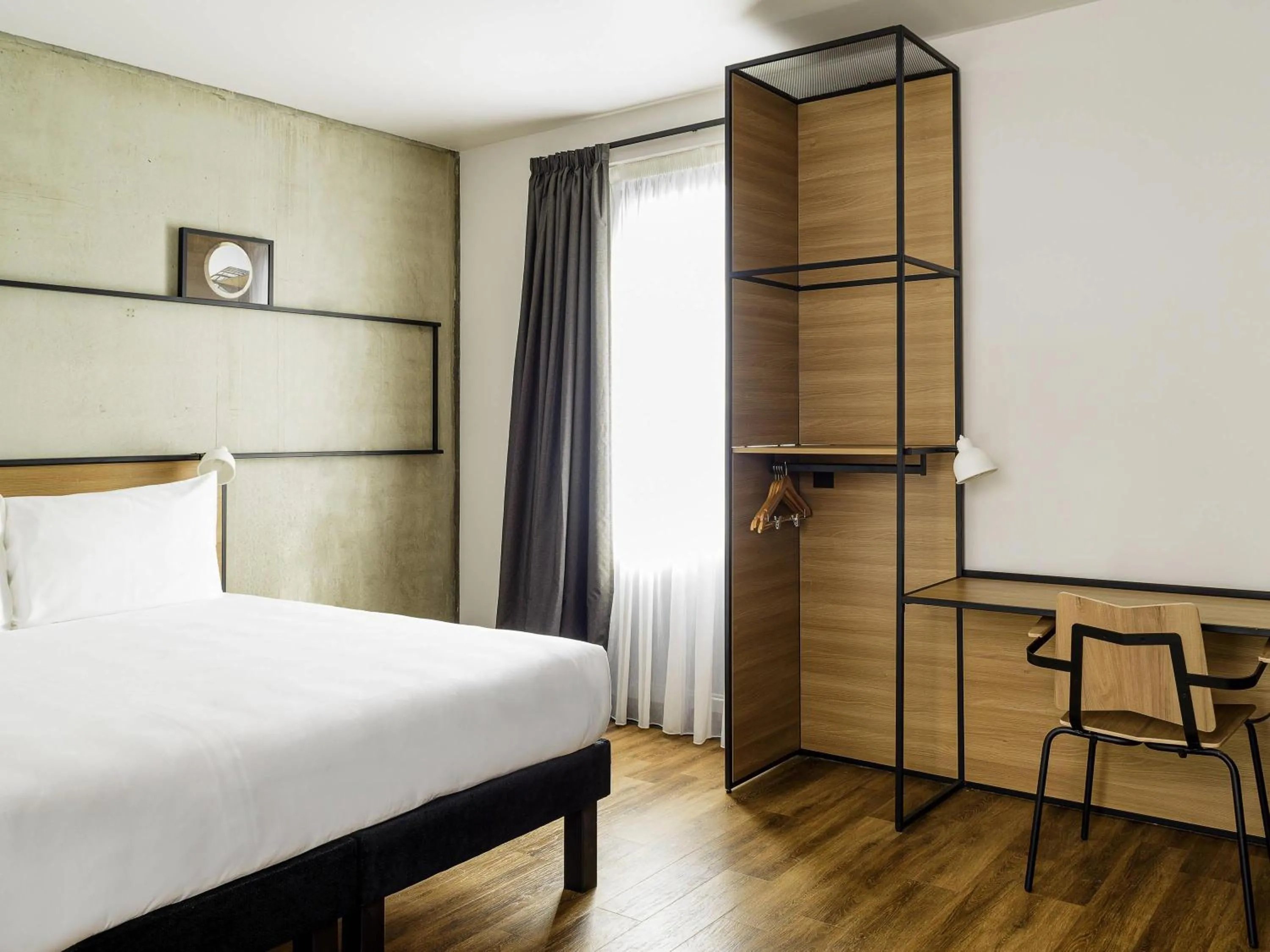 Bedroom, Bed in ibis Bridgwater, M5 Jct23