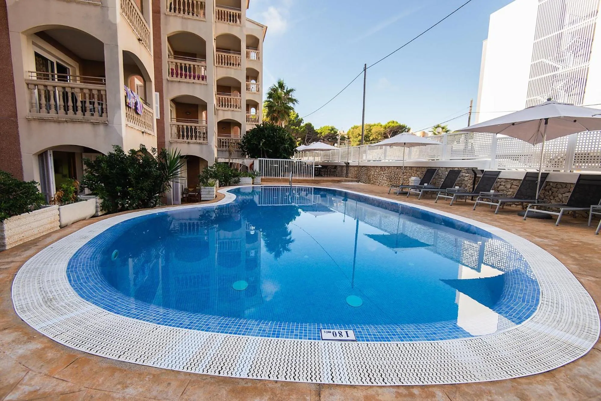 Swimming pool in Apartamentos Quijote Park