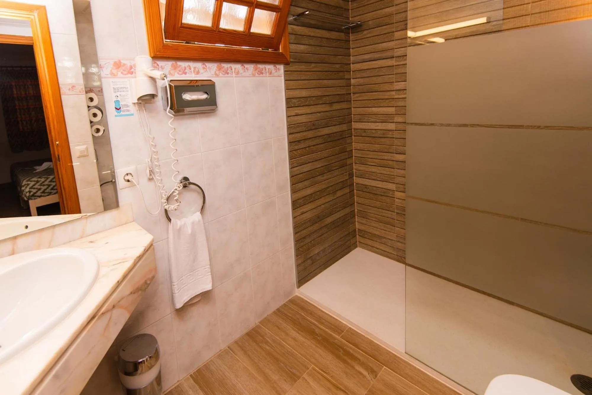 Shower in Apartamentos Quijote Park