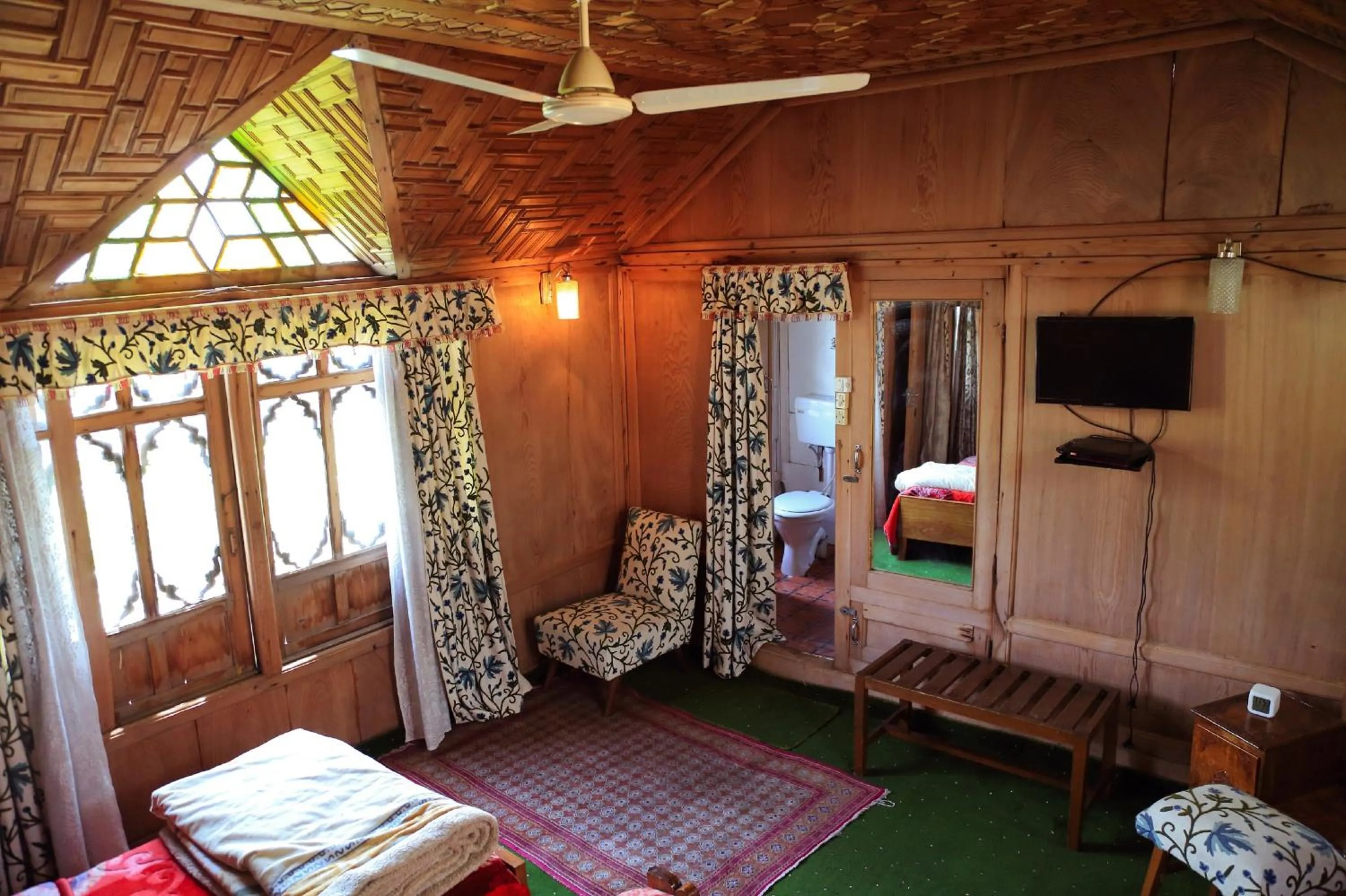 Bed in Houseboat Zaindari Palace