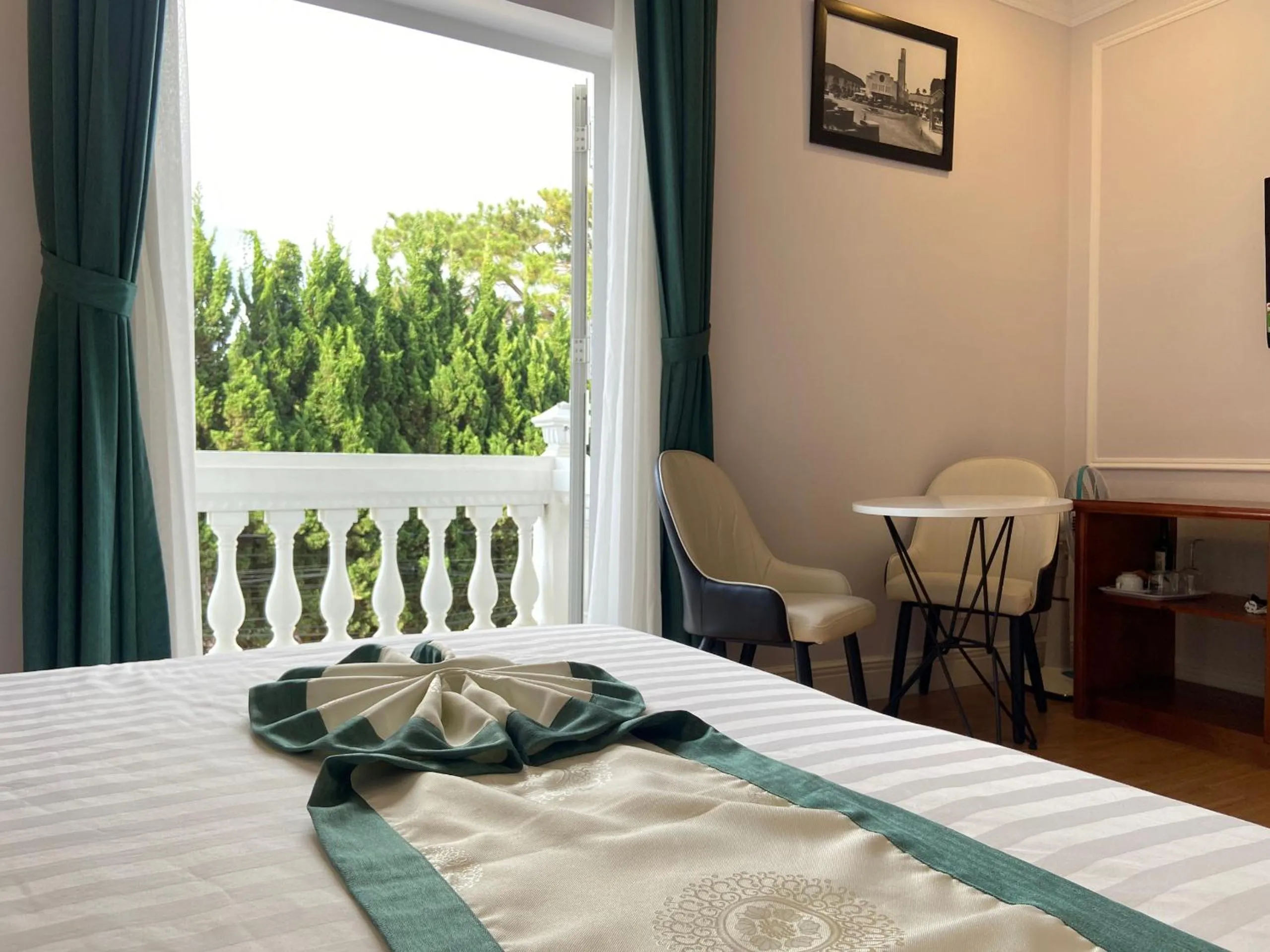 Property building, Bed in Peach Valley Hotel Dalat