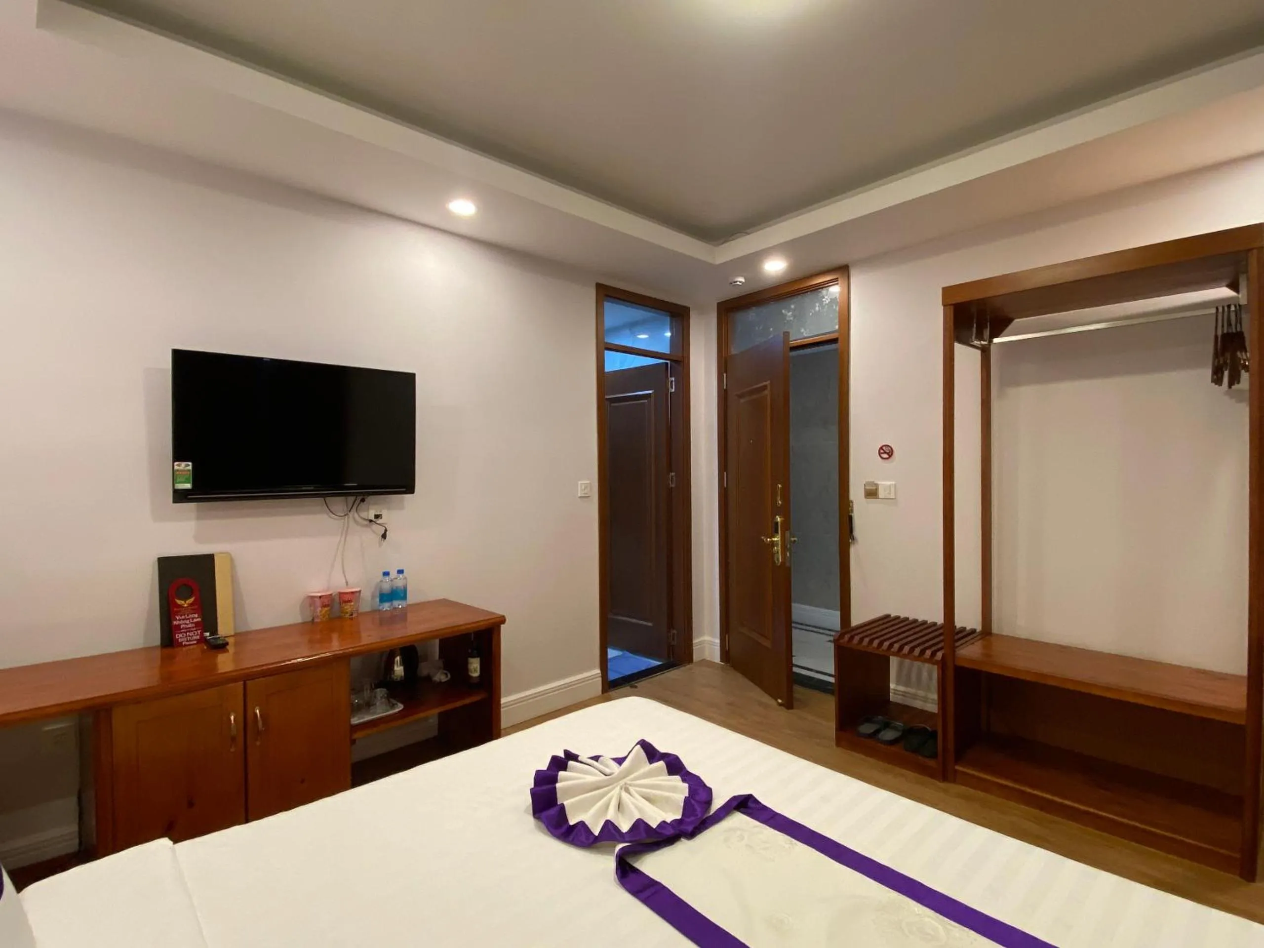 Property building, Bed in Peach Valley Hotel Dalat