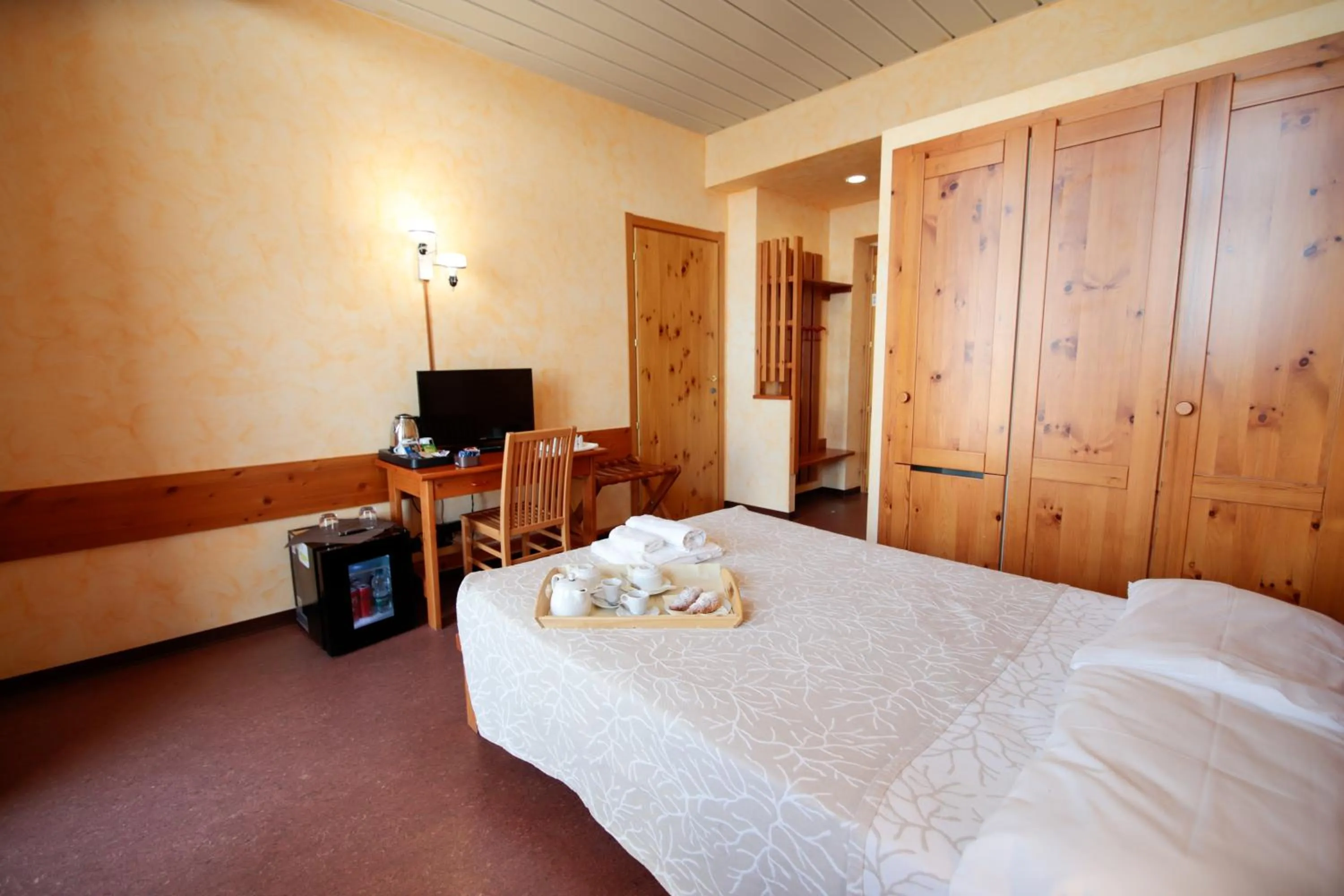 Bed in Pràcatinat Hotel & Restaurant