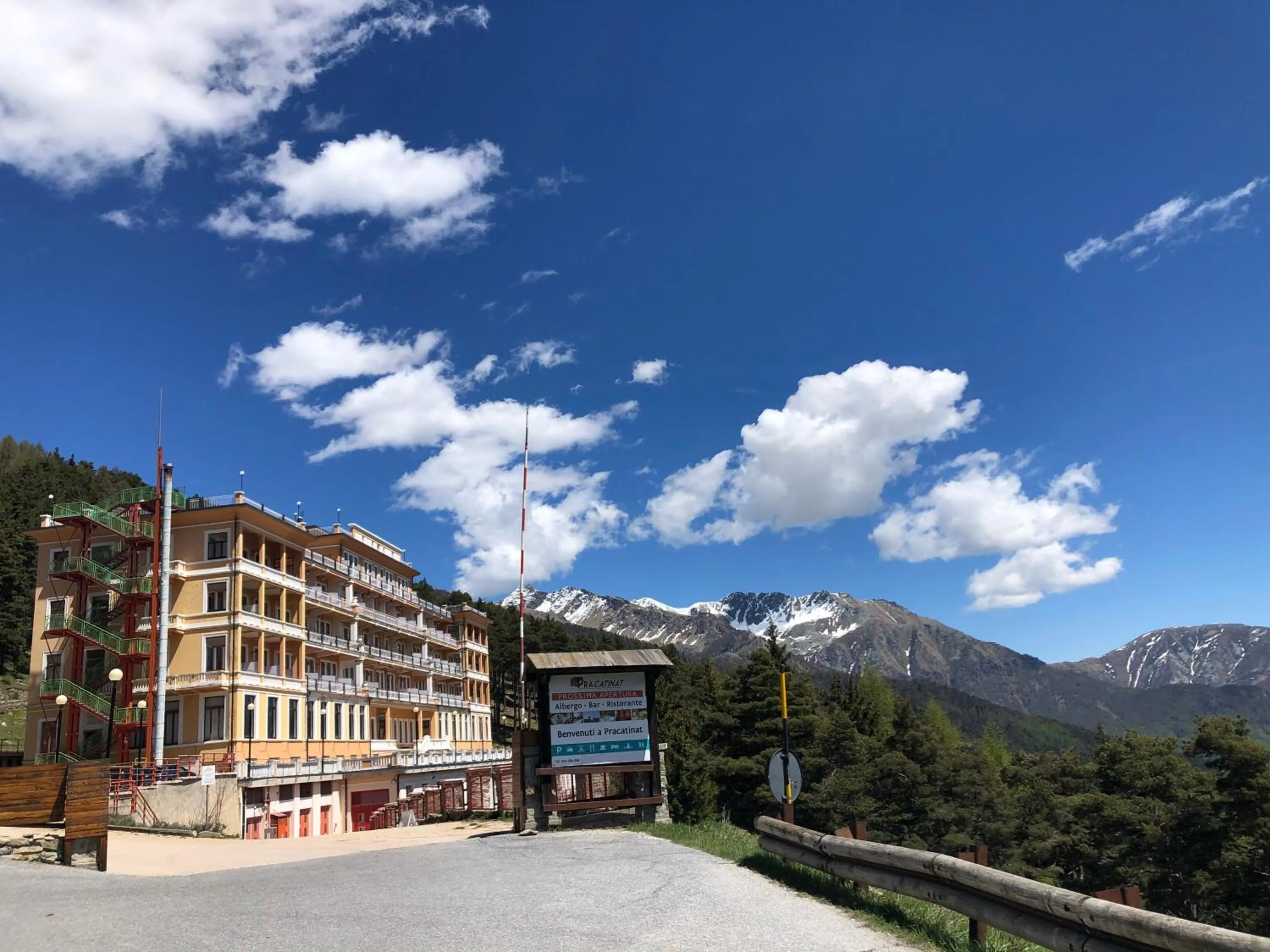 Pràcatinat Hotel & Restaurant