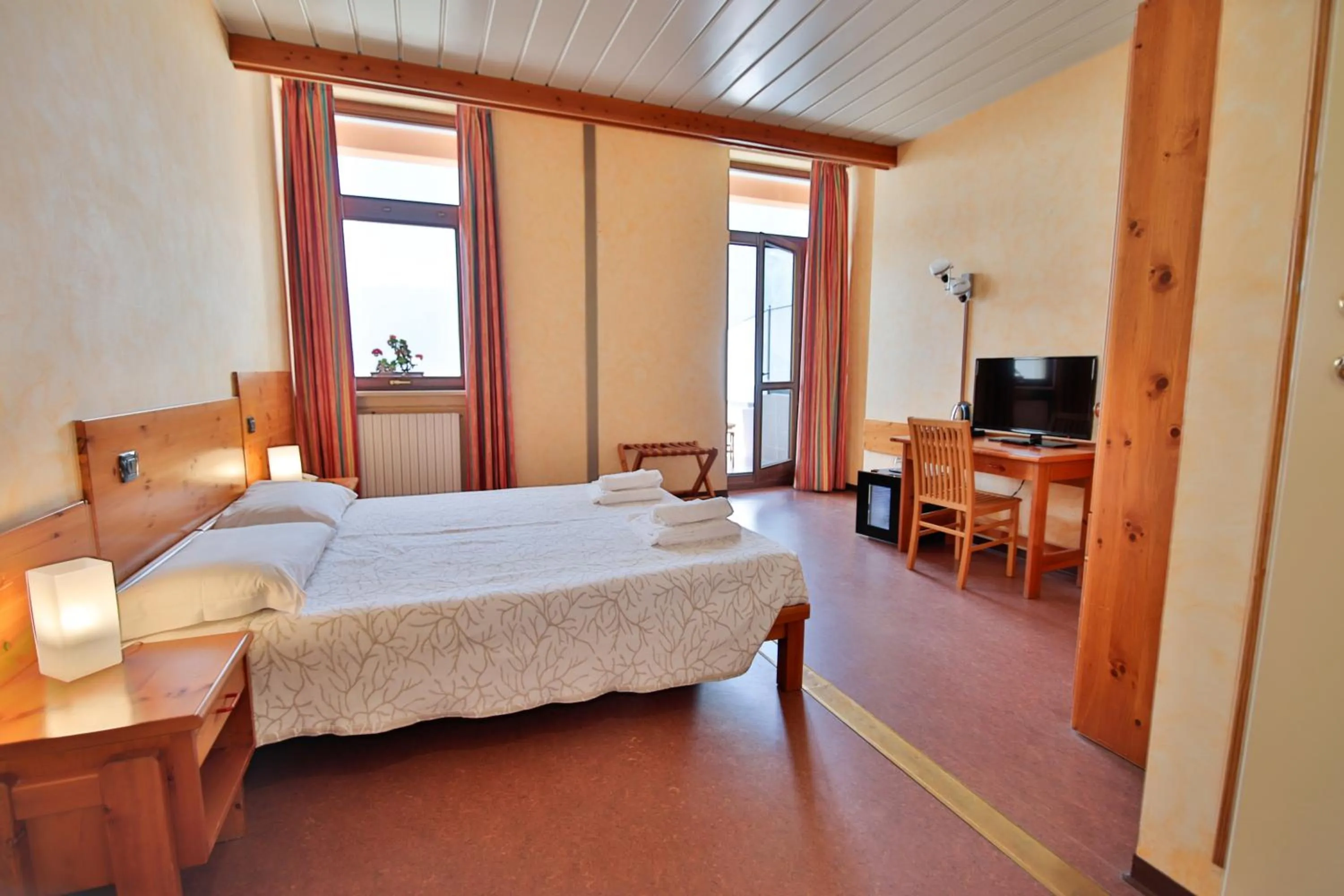 Bed in Pràcatinat Hotel & Restaurant