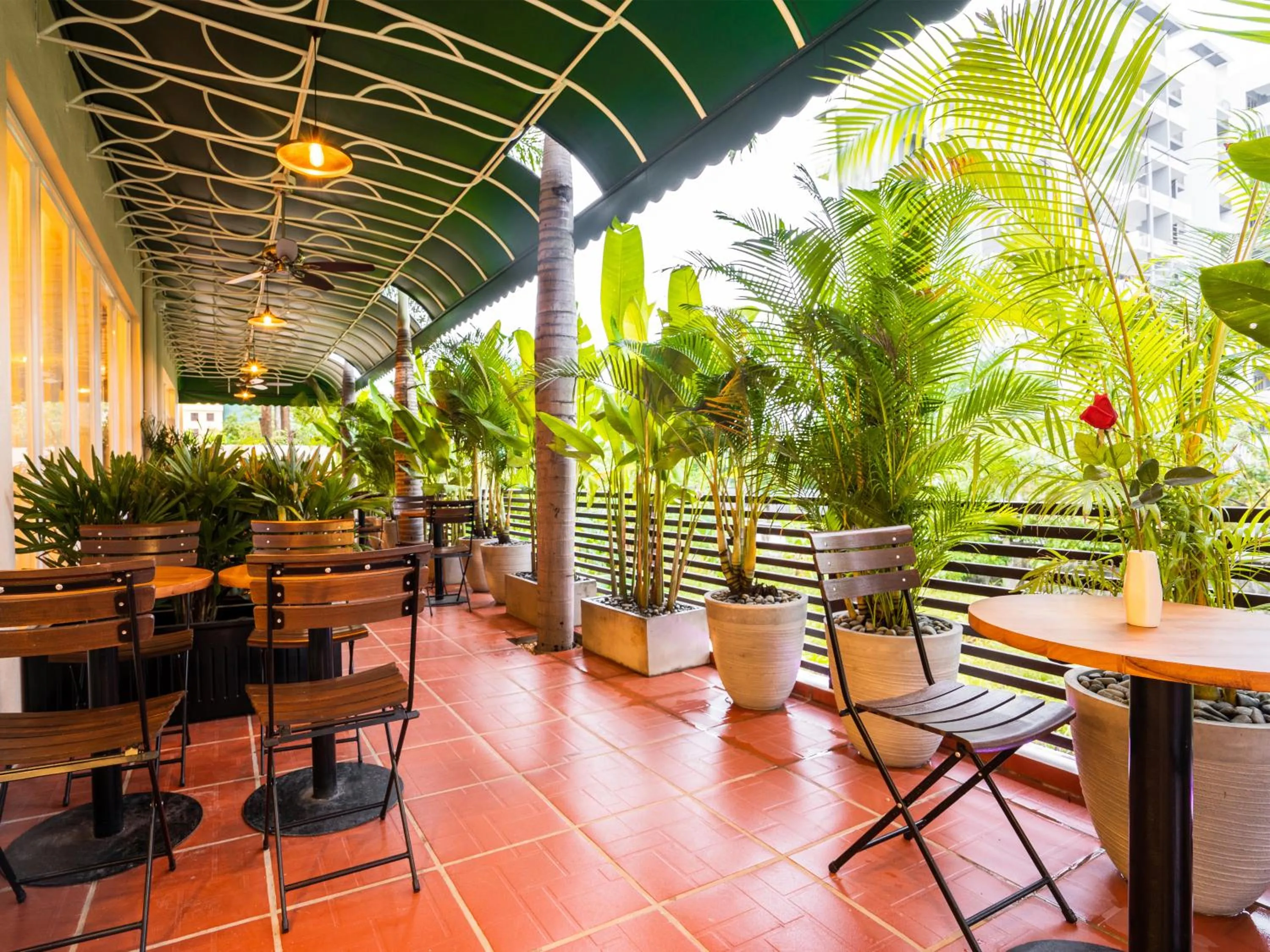 Restaurant/places to eat in Le Kree Downtown Hotel