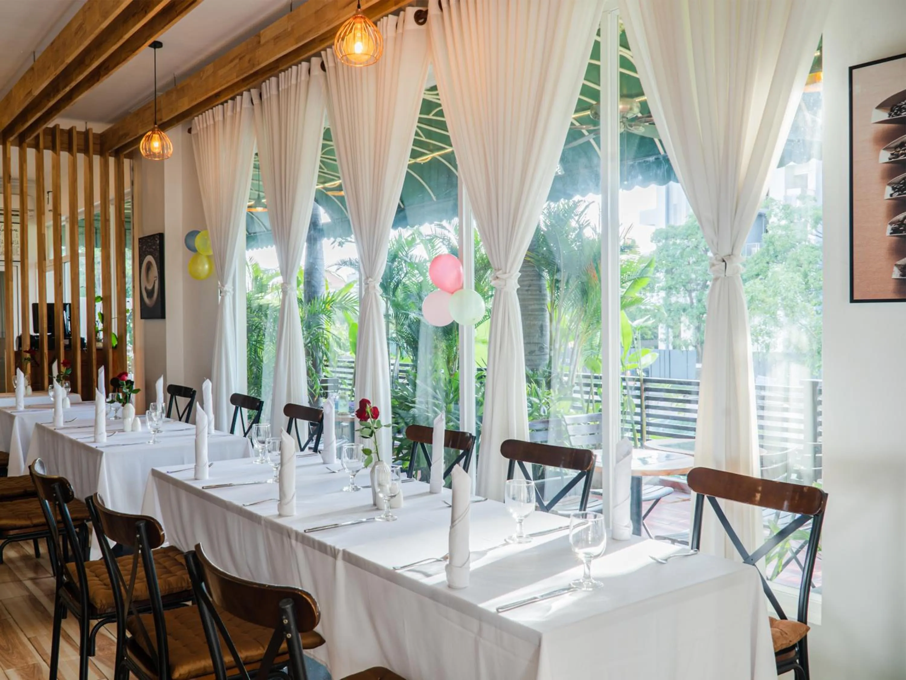 Restaurant/places to eat in Le Kree Downtown Hotel