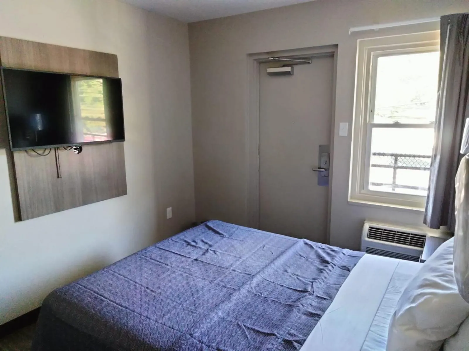 Bedroom, Bed in Trolley Stop Motel, Media ,Near PHL Airport PA