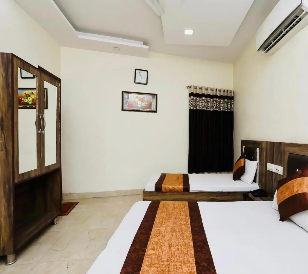 Bed in Hotel Sehmi's Best Rest Inn